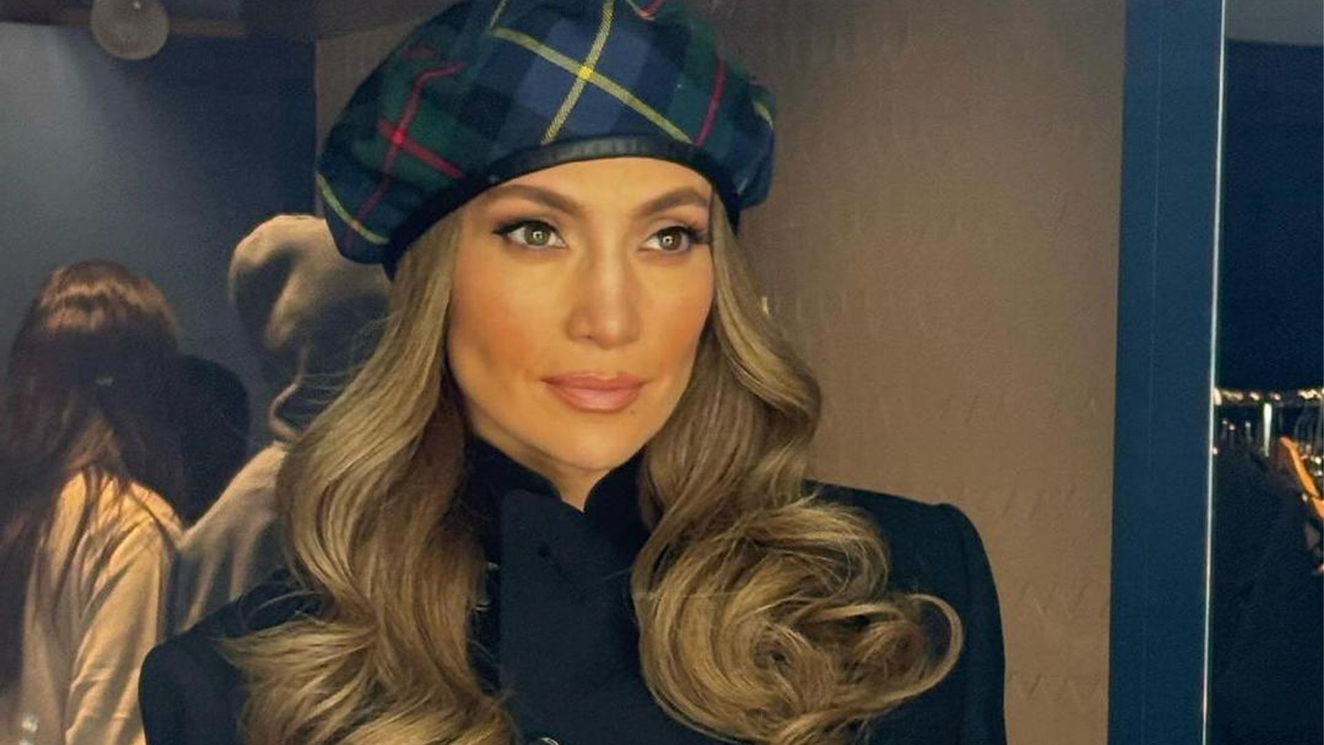 Desempolva tu boina: Jennifer Lopez nos enseña cómo llevarla esta temporada