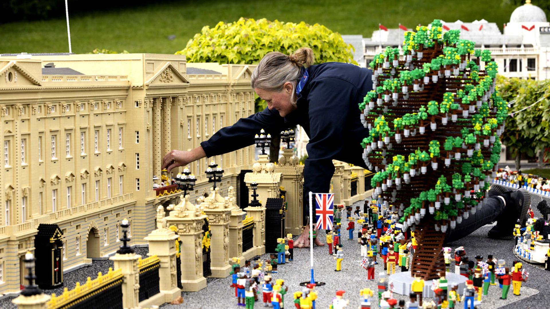 Un pastel gigante de Isabel II, 'merchandising' real, un Buckingham Palace de Lego... llega la locura por el Jubileo de Platino