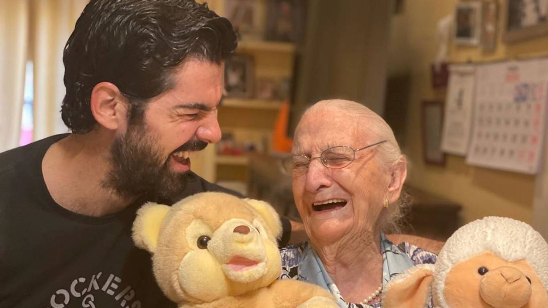 Miguel Ángel Muñoz y su 'tata' de 95 años dan el salto a la televisión americana