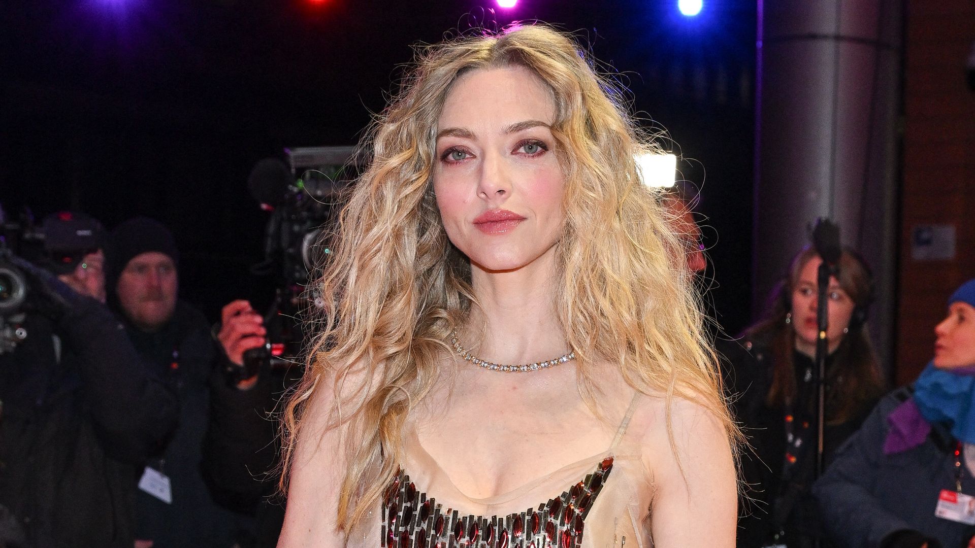 Los 3 toques de la maquilladora de Amanda Seyfried y Julia Roberts para realzar el cuello y el escote con polvos de sol