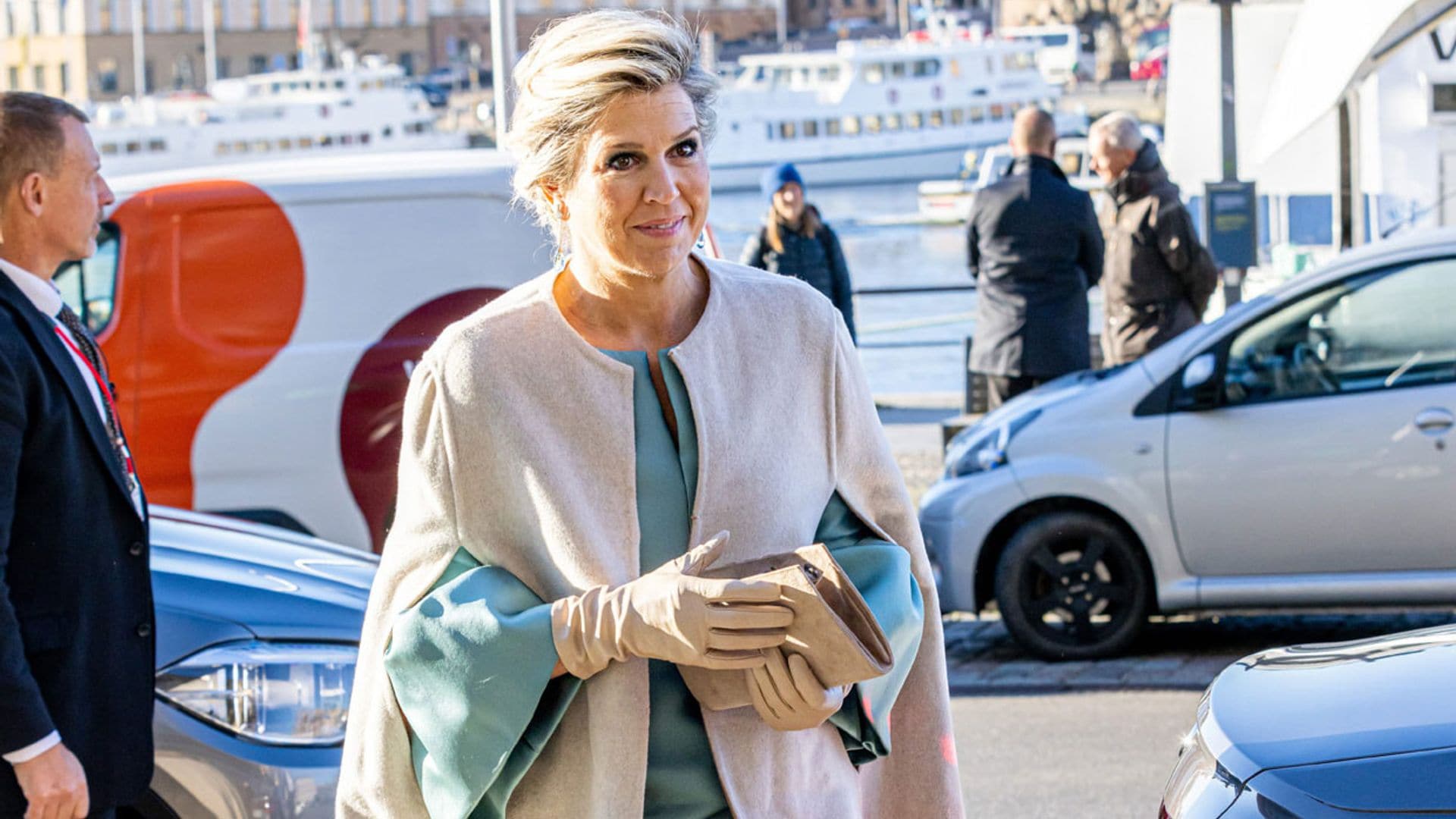 Un diseño 'botánico' y aguamarinas históricas: los looks opuestos de Máxima y Victoria en Suecia