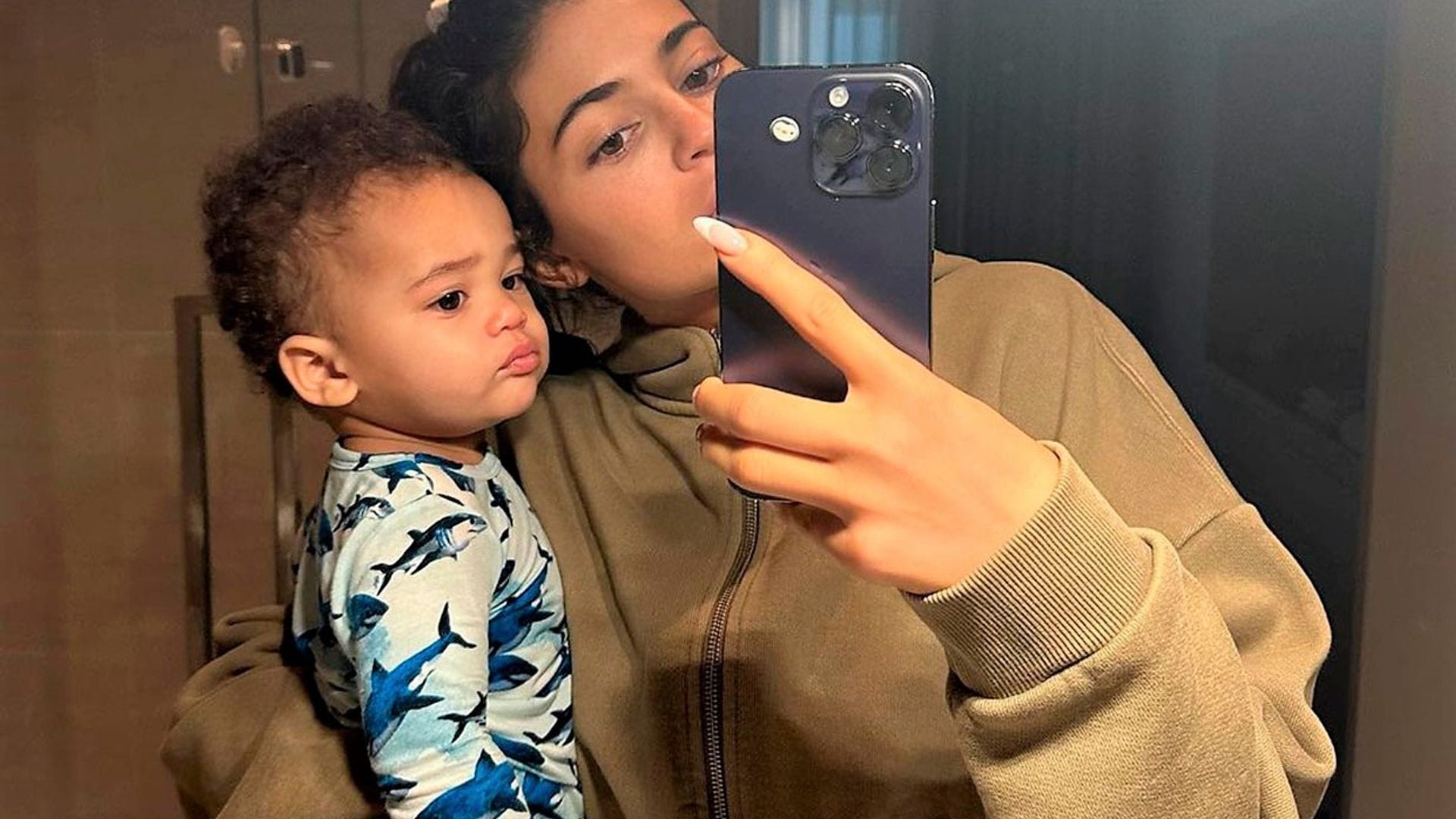 Kylie Jenner muestra por primera vez el rostro de su hijo con Travis Scott y revela su nuevo nombre