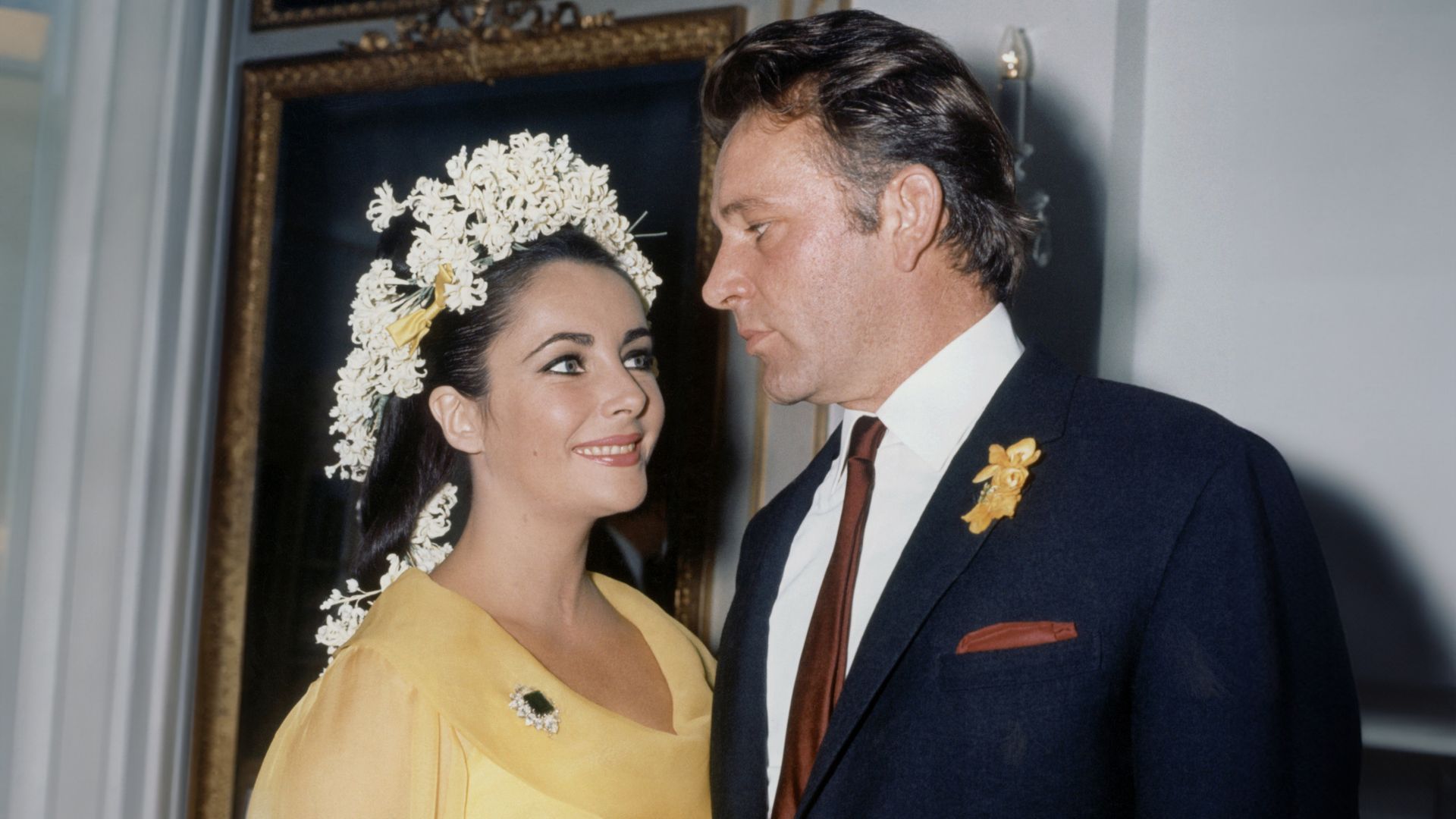 Elizabeth Taylor y Richard Burton el día de su boda (1964) La actriz lucía un vestido amarillo y un broche de esmeraldas