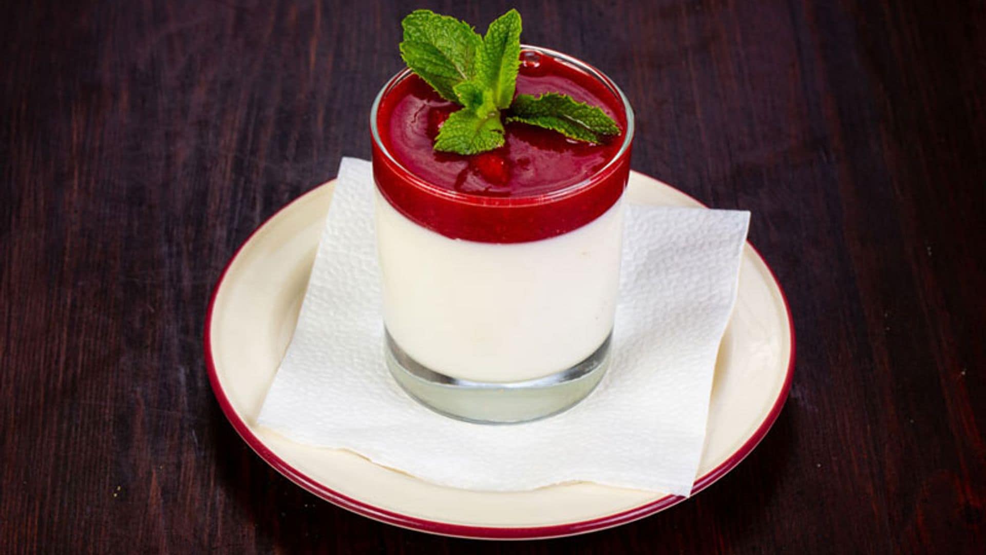 'Panna cotta' de vainilla con 'coulis' de frambuesas