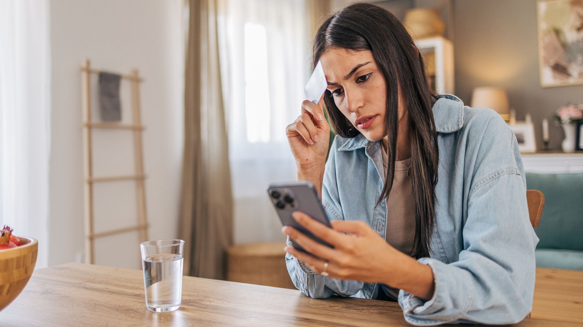 chica mirando movil cocina