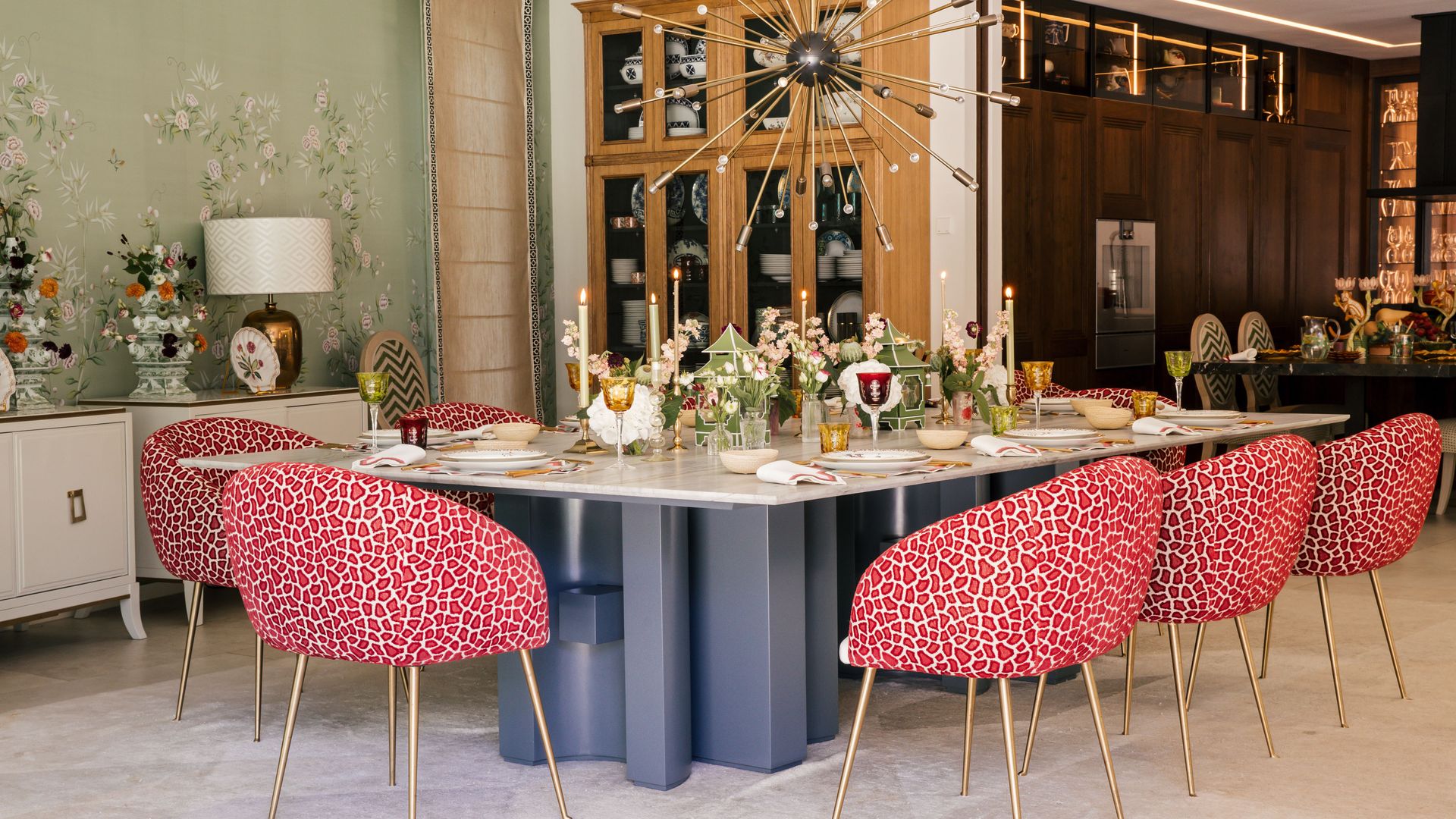 Otro ángulo del comedor en el que se aprecia un mueble varillero, hecho a medida, con piezas de porcelana