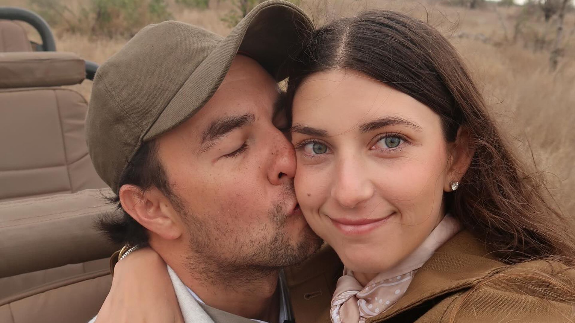 Checo Pérez y su esposa Carola en África