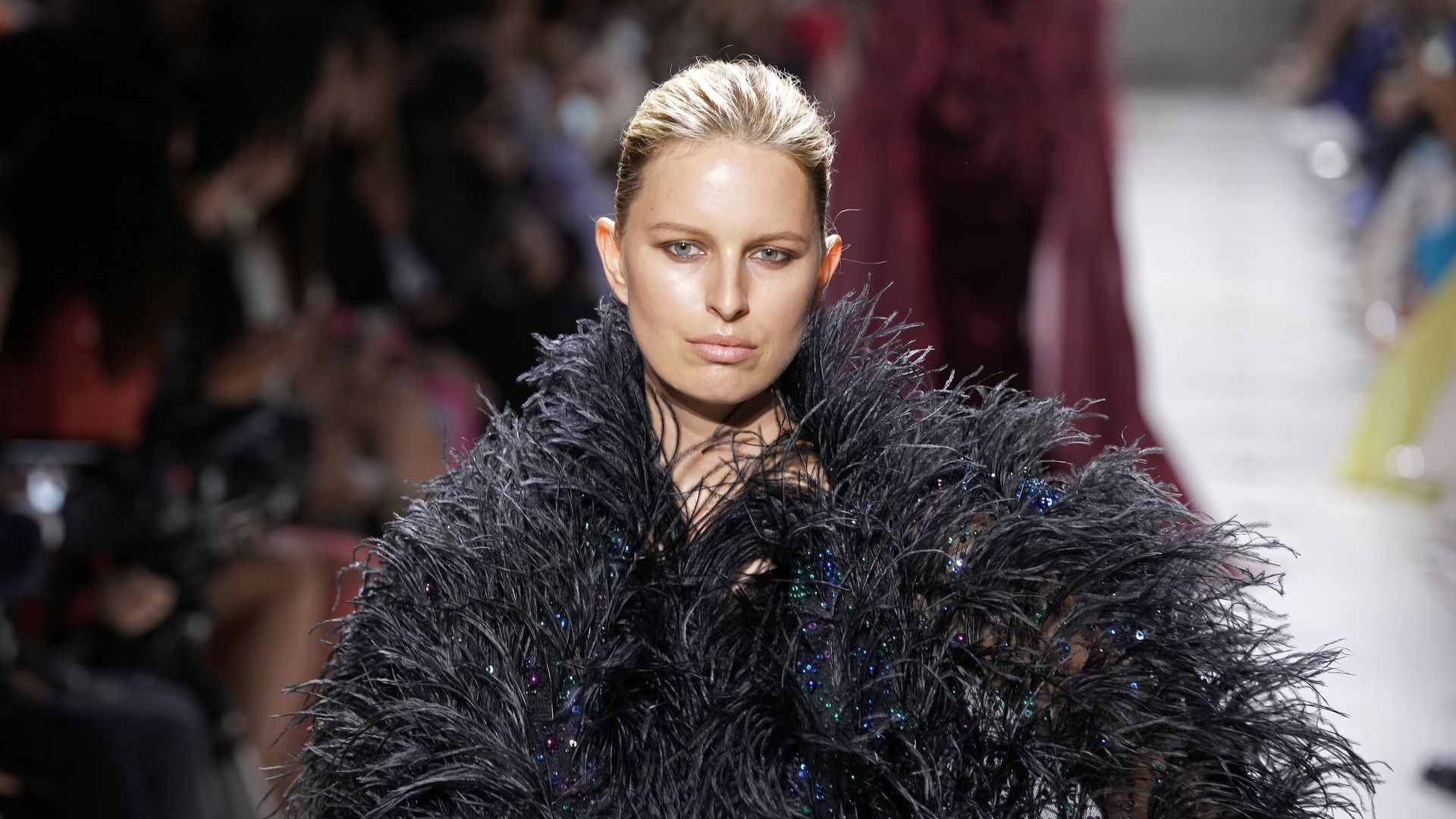 ¡Por ella no pasa el tiempo! Karolina Kurkova vuelve a desfilar en la pasarela más exclusiva