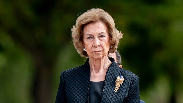 La reina Sofía en un acto de la Unidad Militar de Emergencias el 7 de octubre de 2024 con el broche cometa