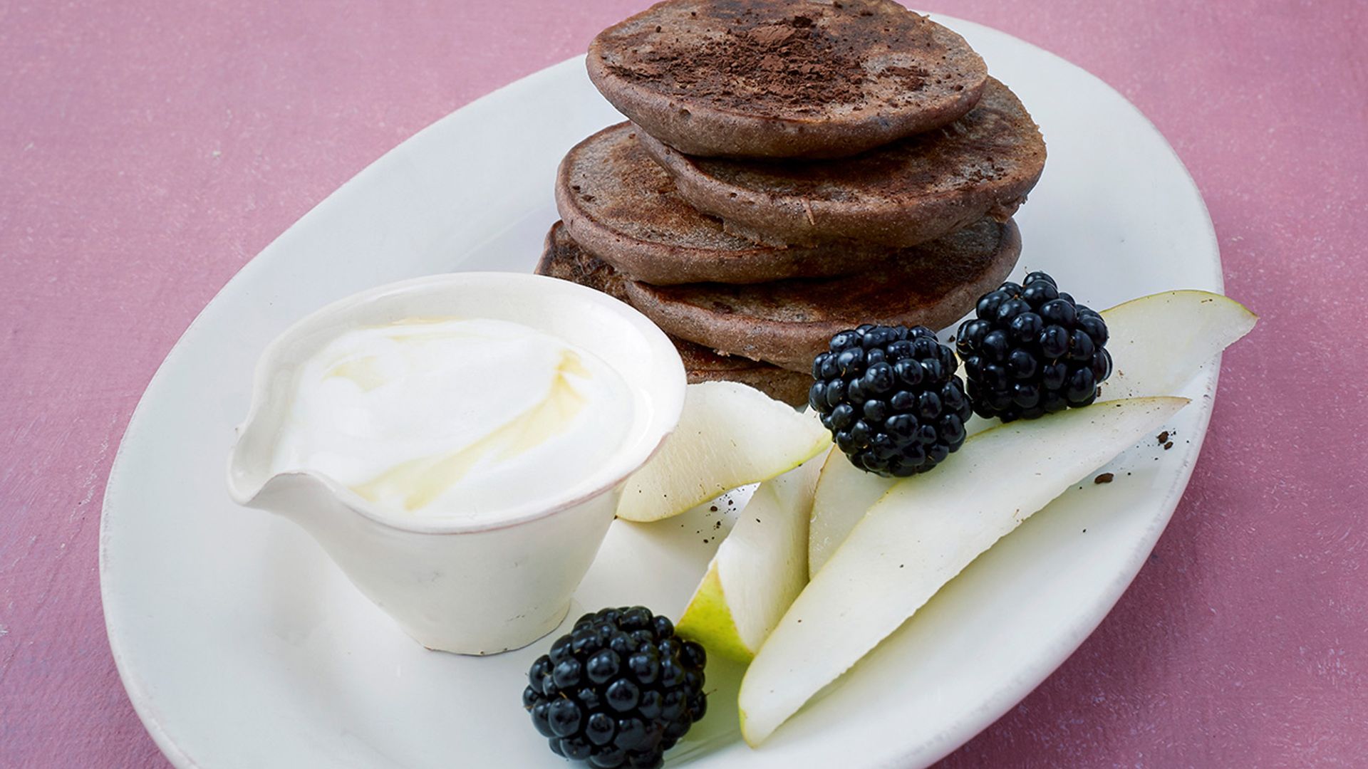 Blinis de chocolate con yogur griego