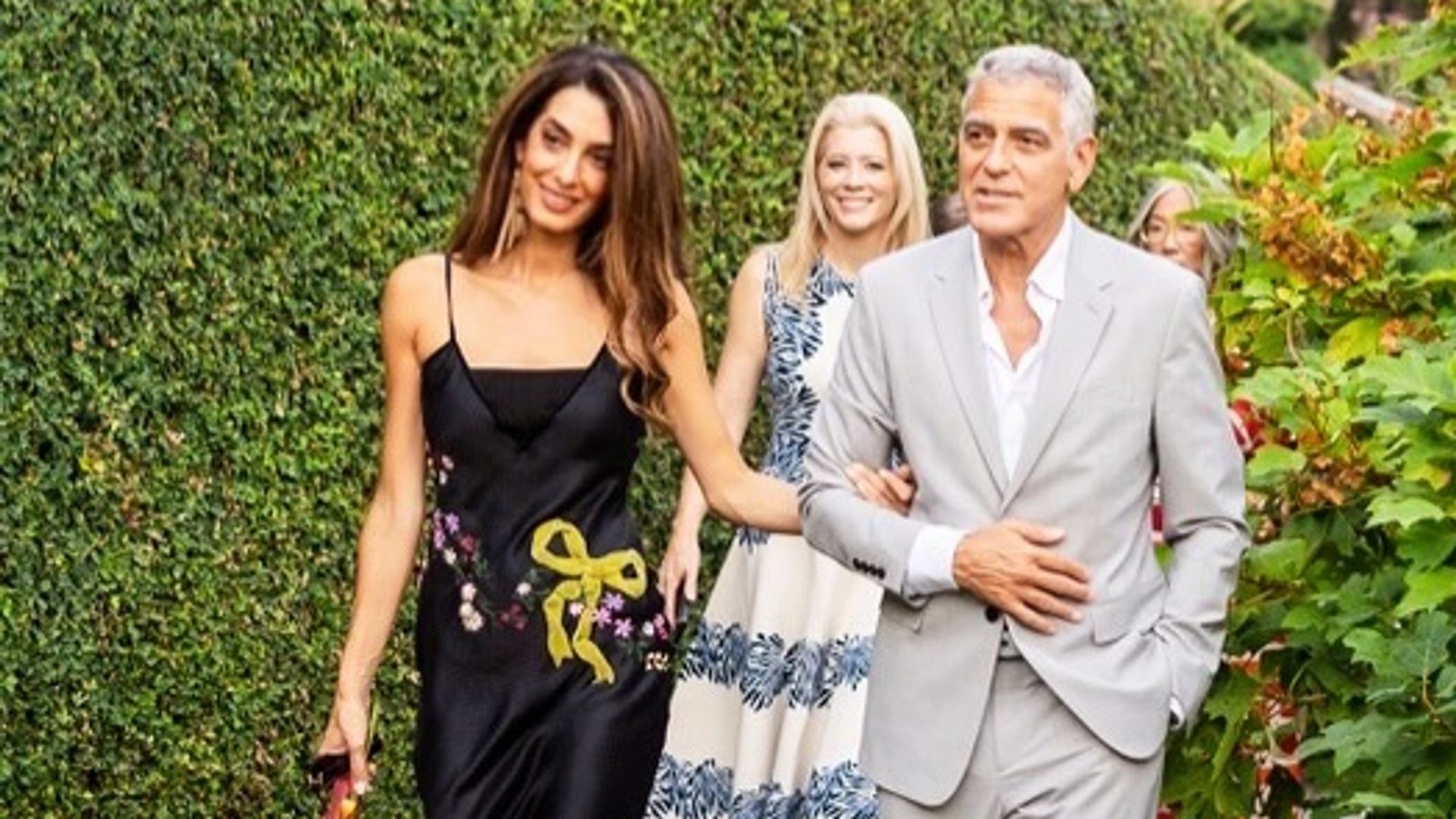 Amal Clooney y el arte de revivir la moda: su magistral look 'vintage' de John Galliano en el Lago de Como