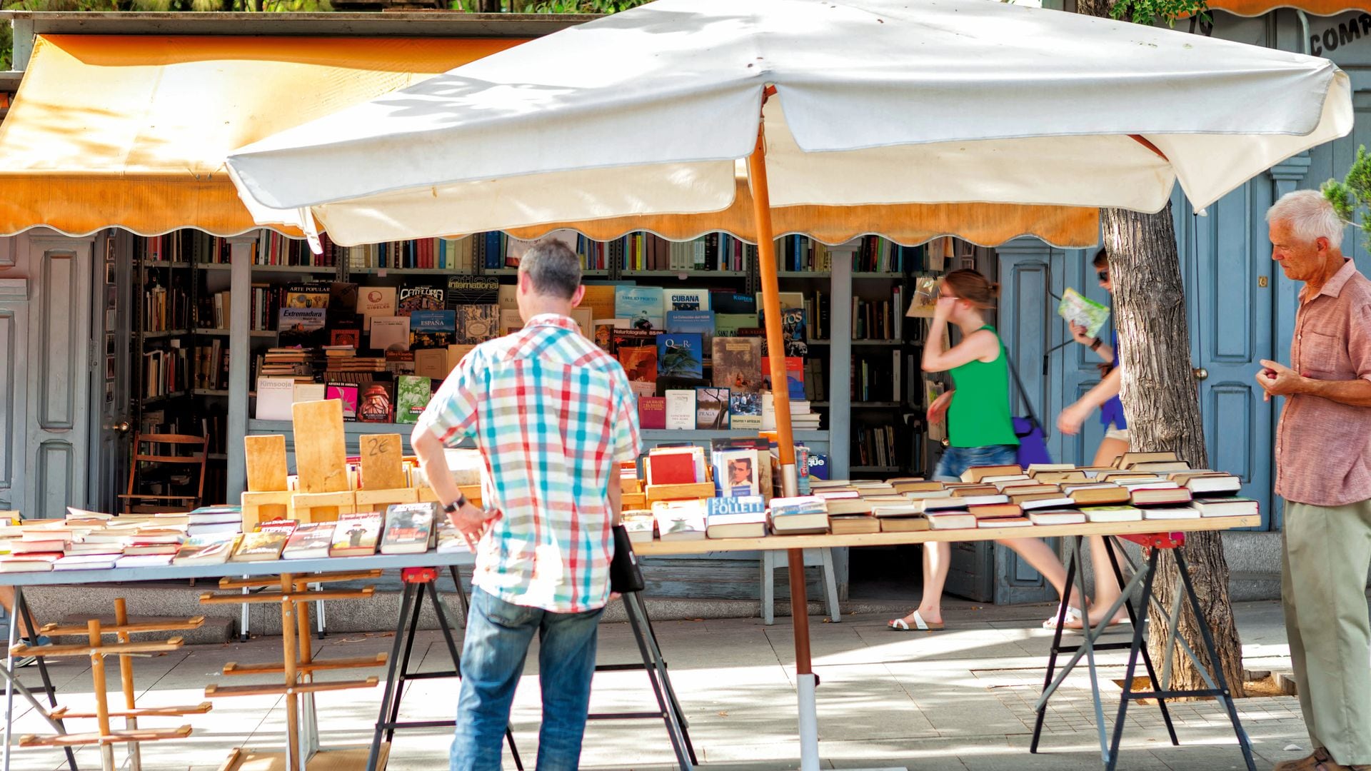 Puesto de libros en la Cuesta del Moyano en Madrid