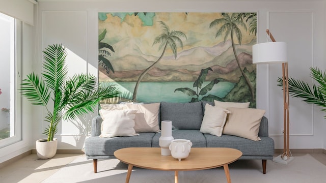 Salón con decoración tropical 