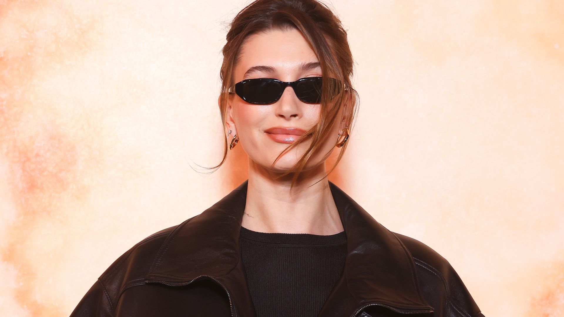 Hailey Bieber sorprende con una original pieza de archivo en Coachella