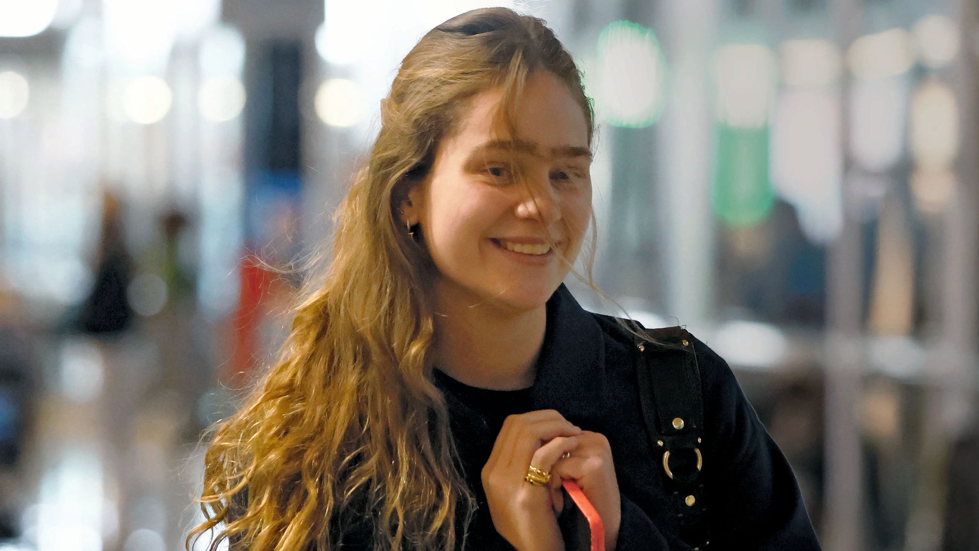 ras disfrutar de su familia en Madrid, Irene regresó a Gran Bretaña para seguir con sus estudios. Los exámenes empiezan el día 15 y terminan el 19, el mismo día en el que podrá cogerse vacaciones. En las imágenes, tomadas en el aeropuerto de Madrid, lleva vaquero, chaqueta azul y zapatillas