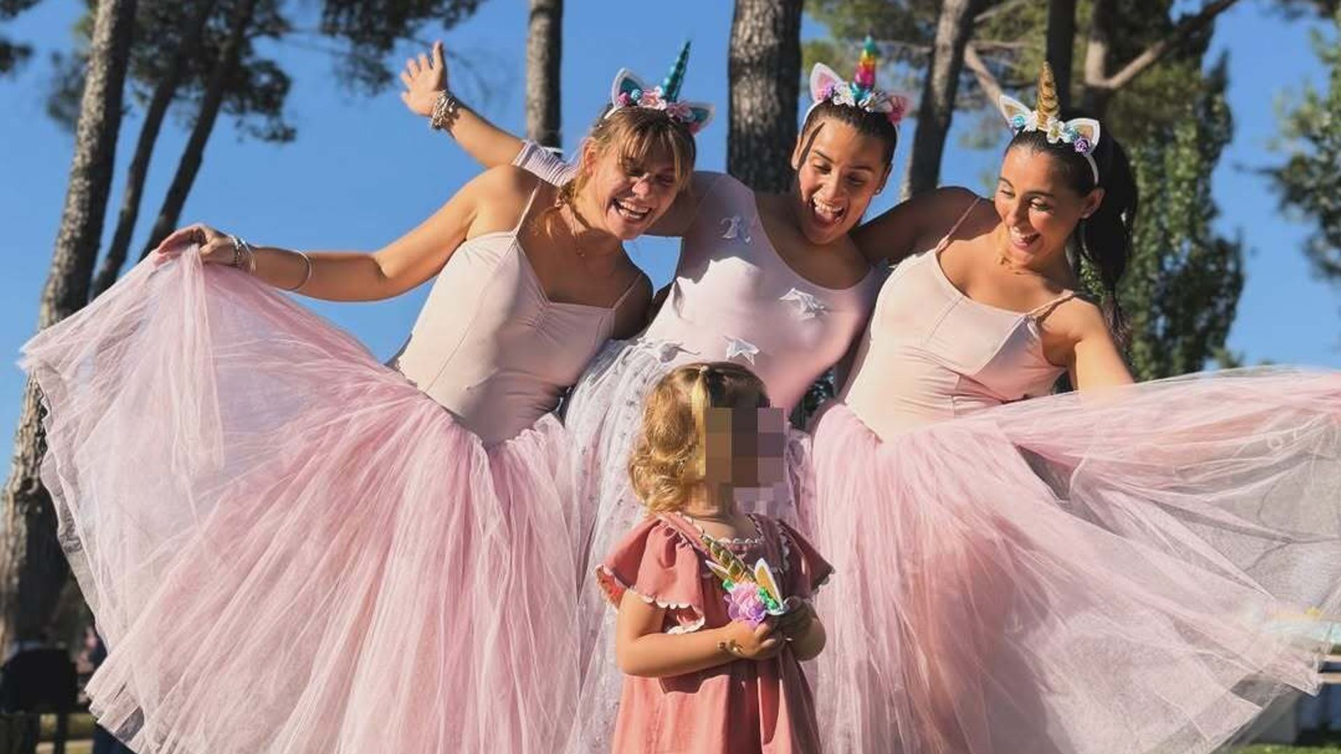 Las imágenes más tiernas del cumpleaños bañado en confeti y purpurina de Philippa, la hija mayor de Isabelle Junot