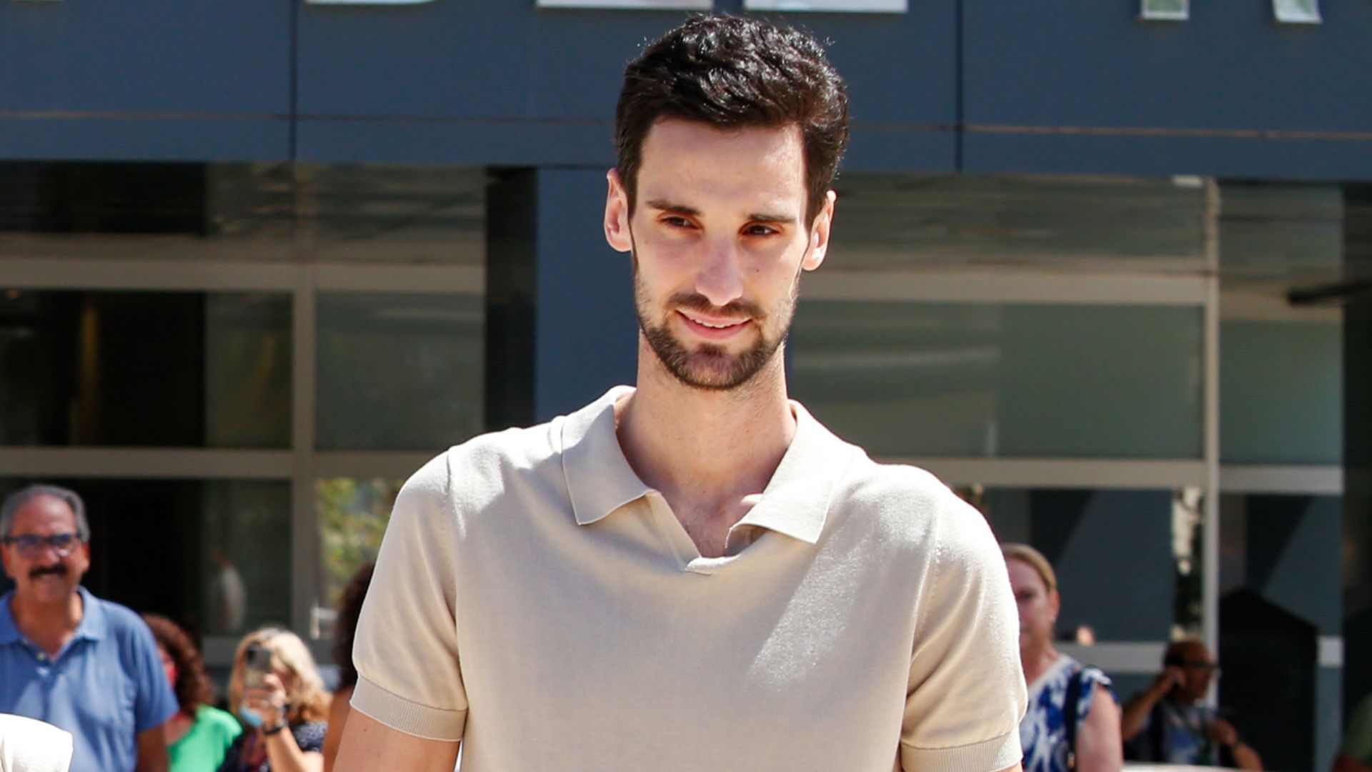 Primeras palabras de Sergio Rico, entre lágrimas, tras recibir el alta: 'Ha sido un sueño, gracias a Dios he salido'