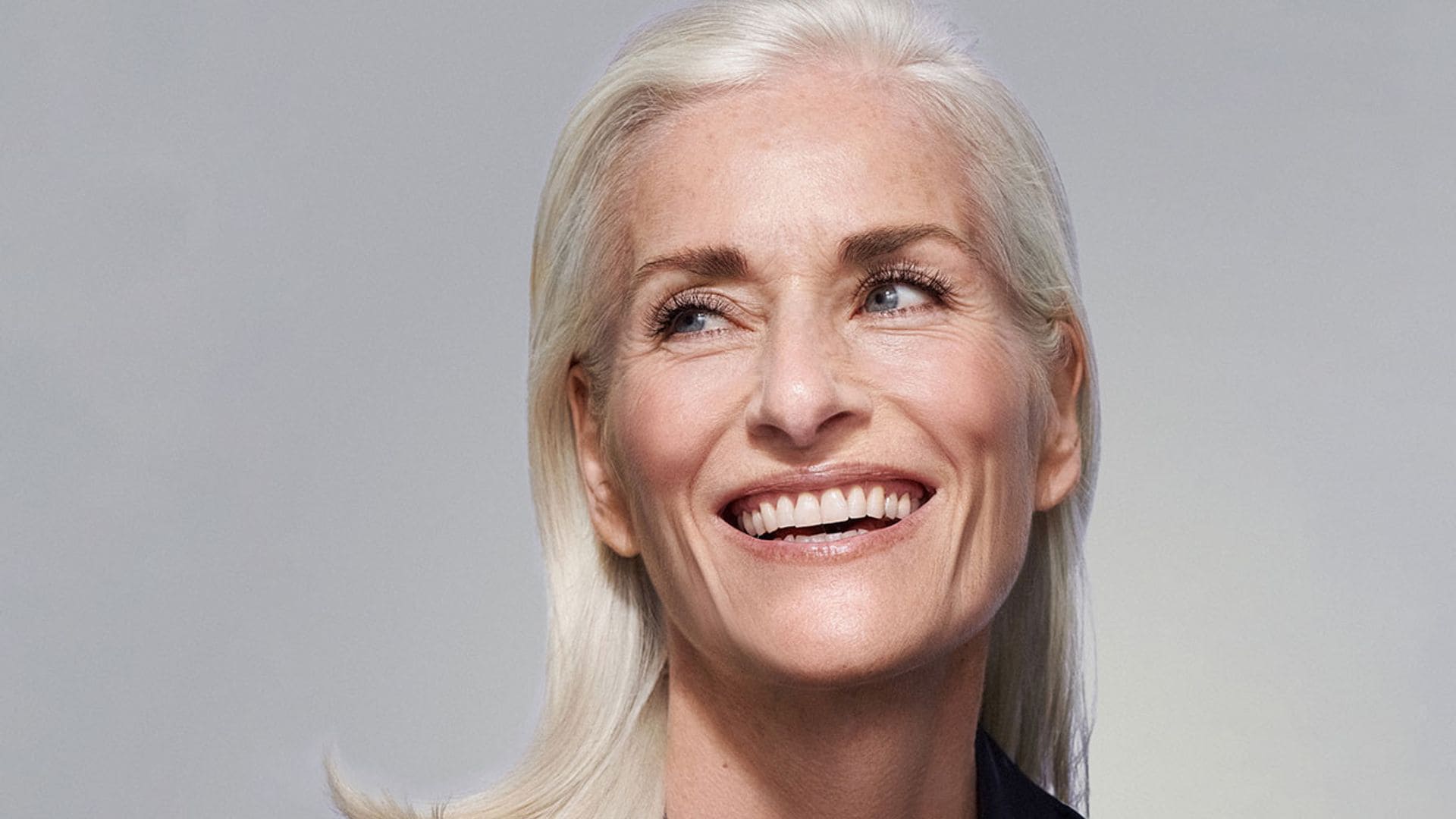 Existe un color de pelo que rejuvenece después de los 50 y lo hemos encontrado