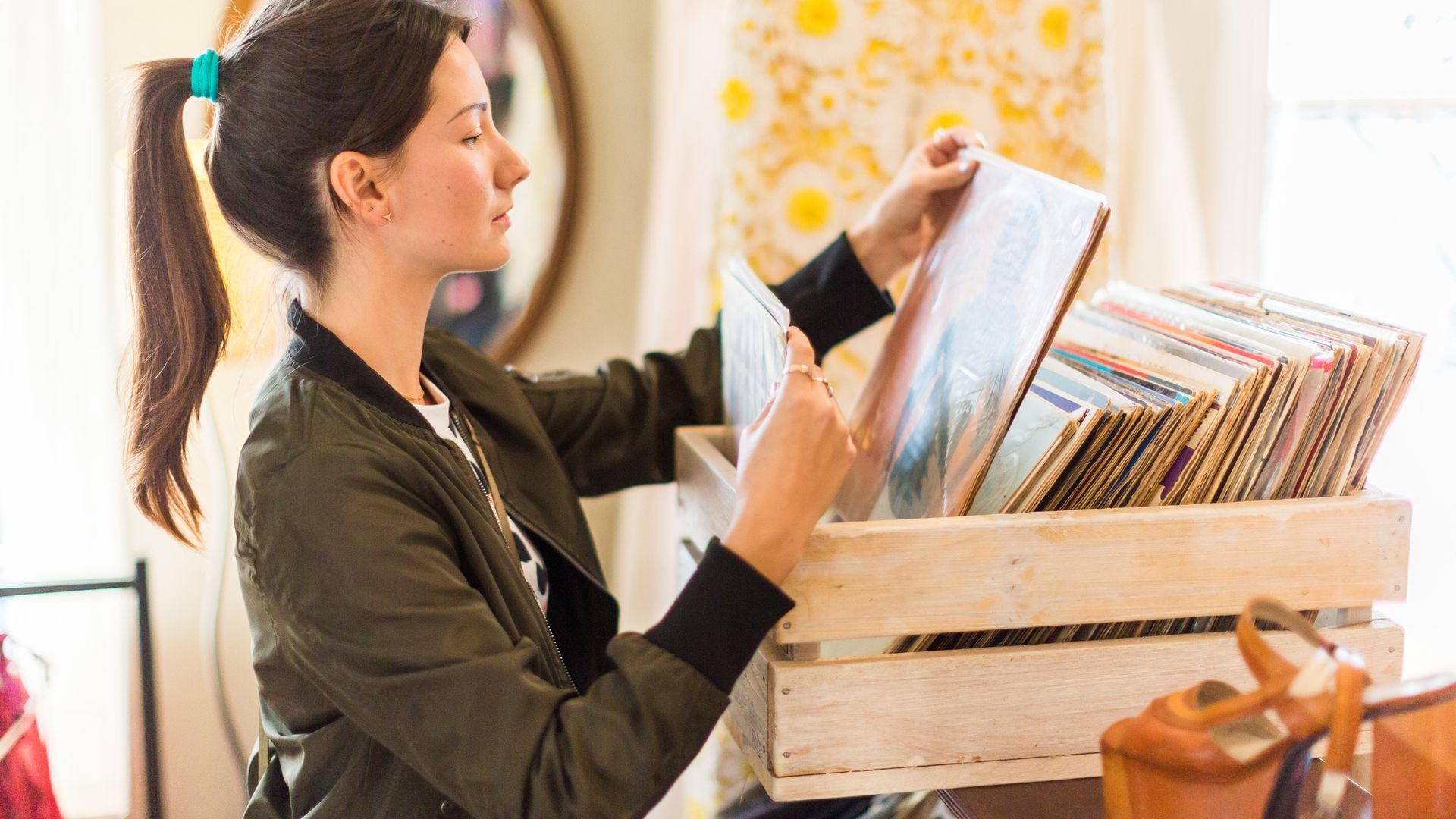 Una chica mirando vinilos
