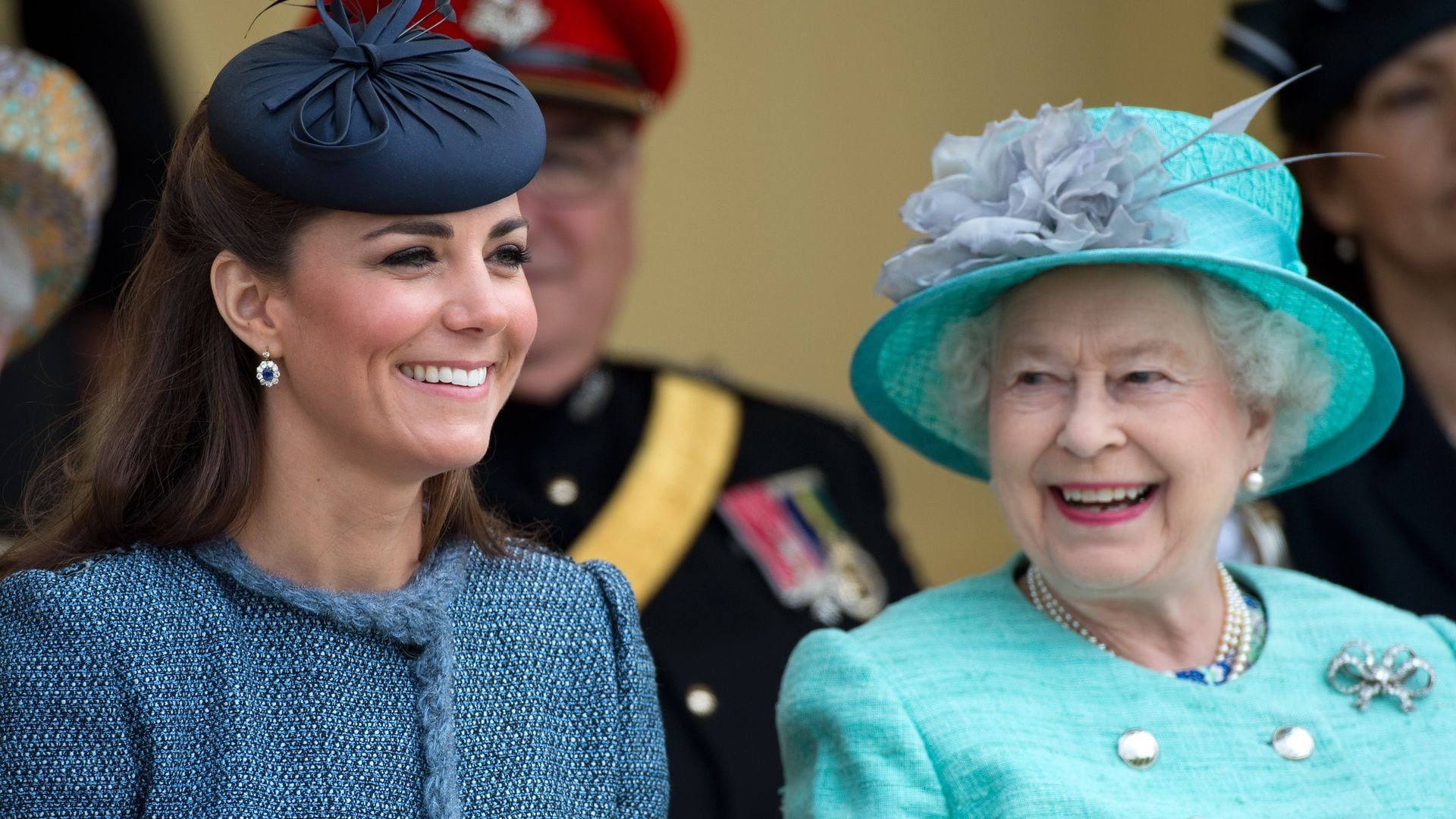 Así influyó Isabel II en el peinado más icónico de Kate Middleton (y nunca lo habías imaginado)