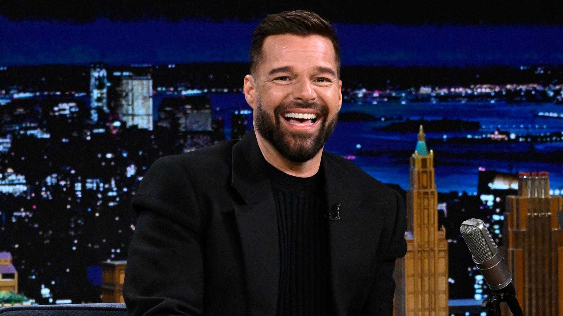 ¡El mejor papá! Ricky Martin disfruta de una tarde en familia jugando a los bolos con sus hijos