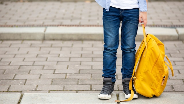 Niño con mochila en el colegio
