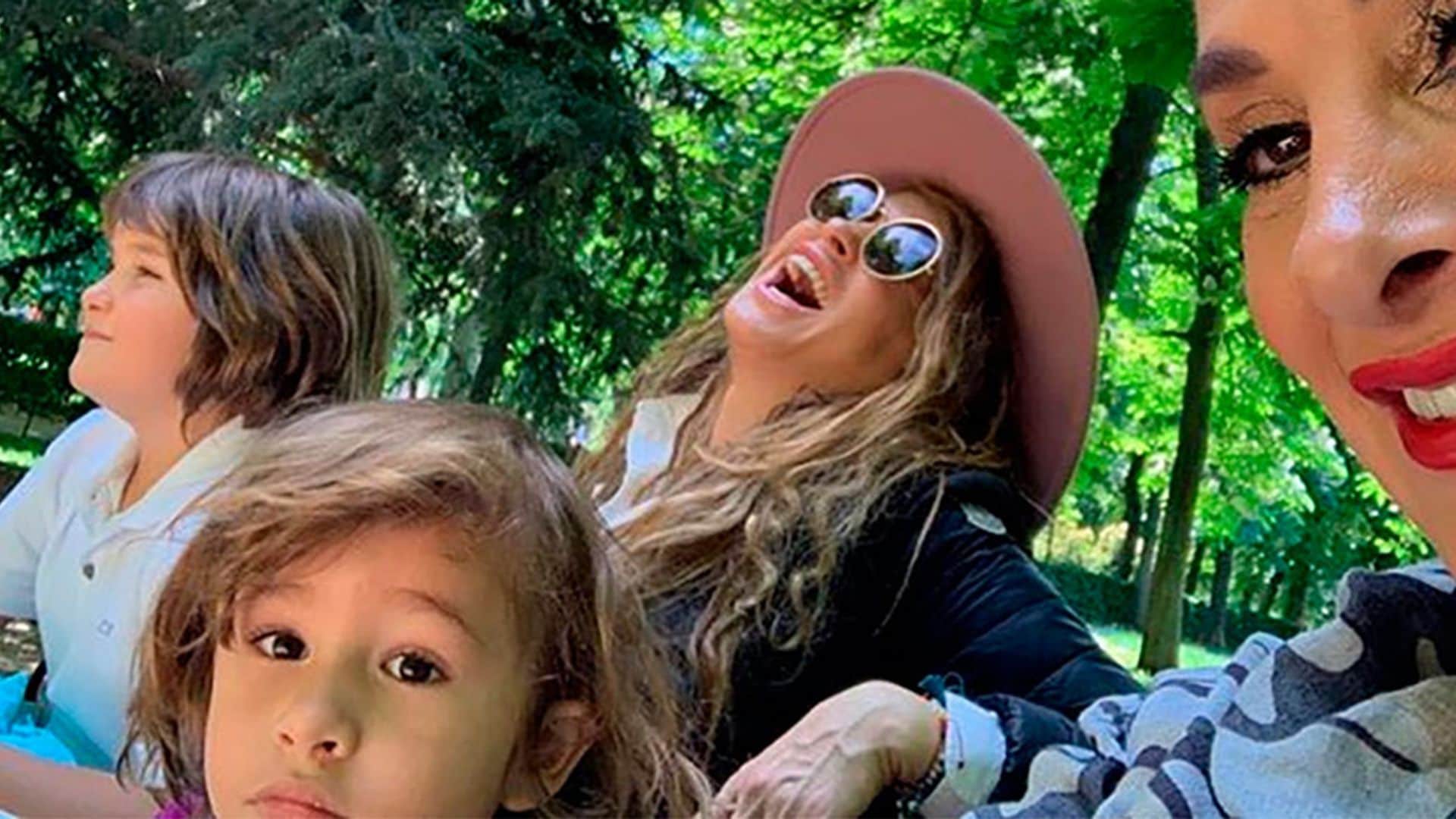 Paulina Rubio publica una foto familiar que provoca la ira de su ex Gerardo Bazúa