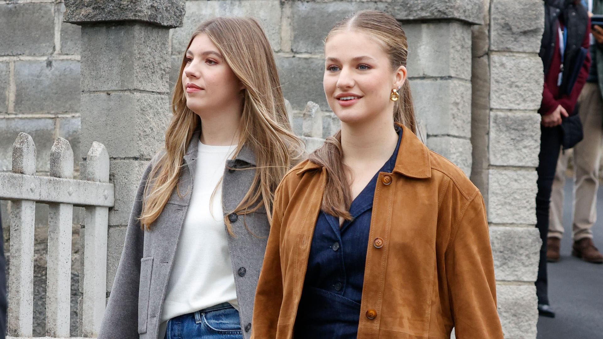 Leonor apuesta por estilo parisino con chaqueta de ante 'vintage', mono vaquero y su piercing