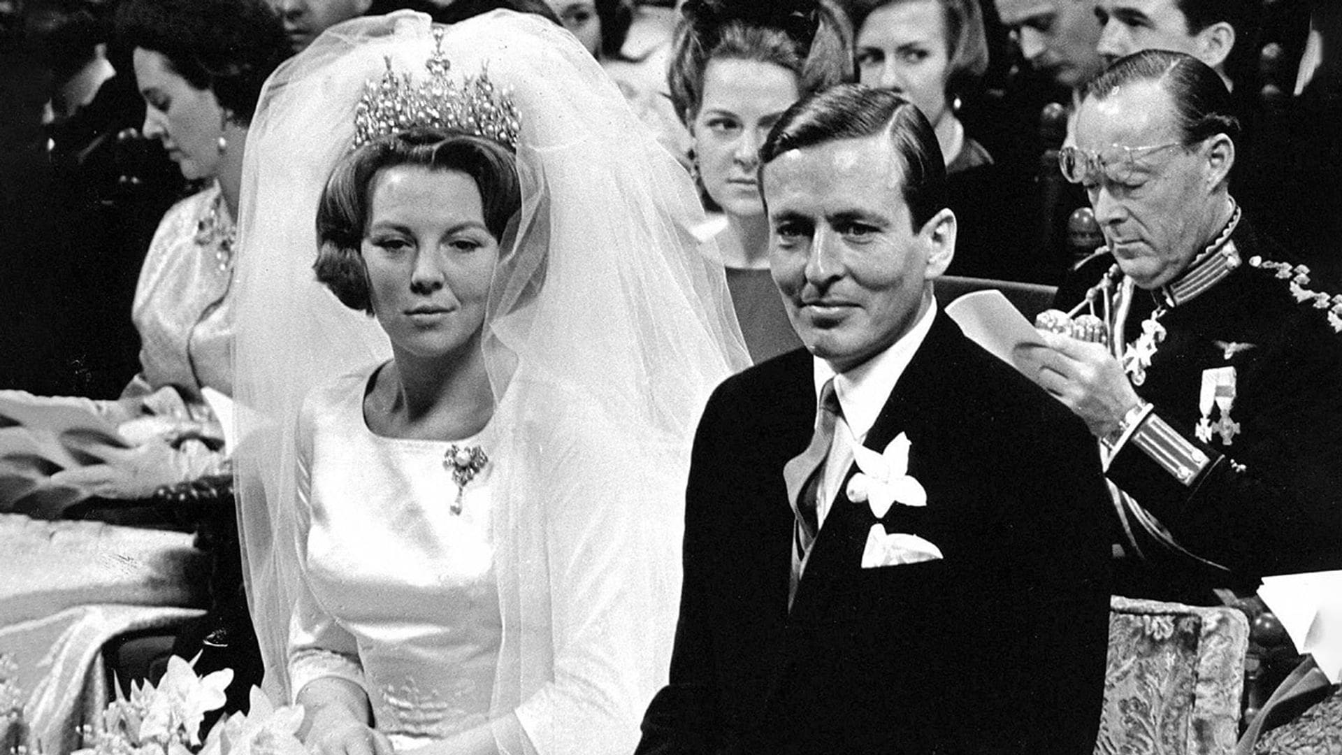 Recordamos la boda de Beatriz de Países Bajos, la reina que diseñó su propio vestido de novia en 1966