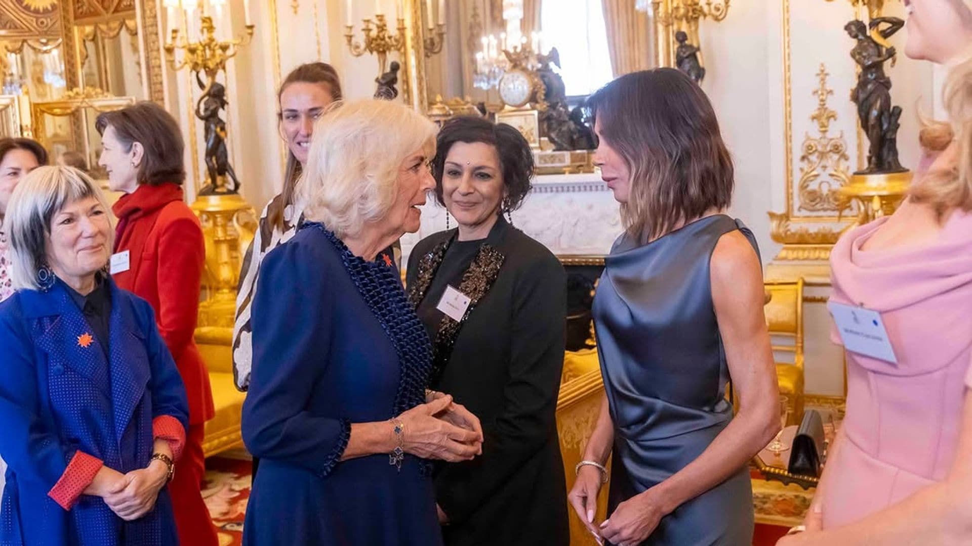 El estiloso encuentro de Victoria Beckham y la reina Camilla en el Palacio de Buckingham