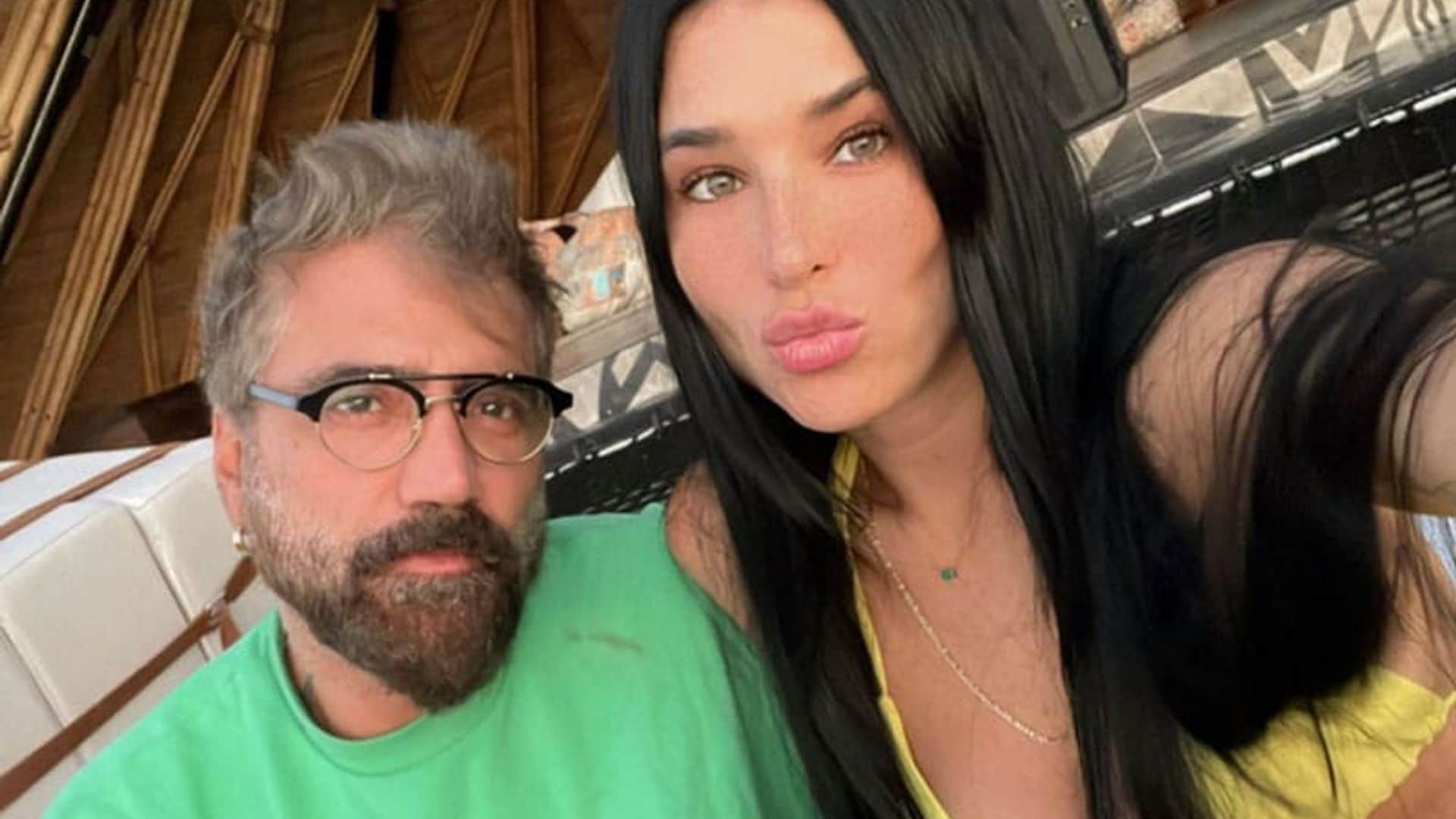 Alejandro Fernández y Karla Laveaga disfrutan de una romántica escapada en la nieve