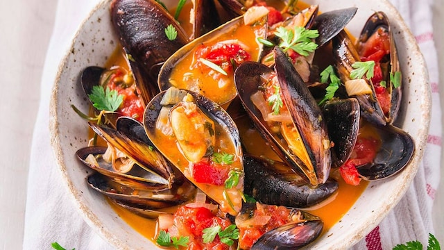 mejillones con salsa de vino blanco y tomate