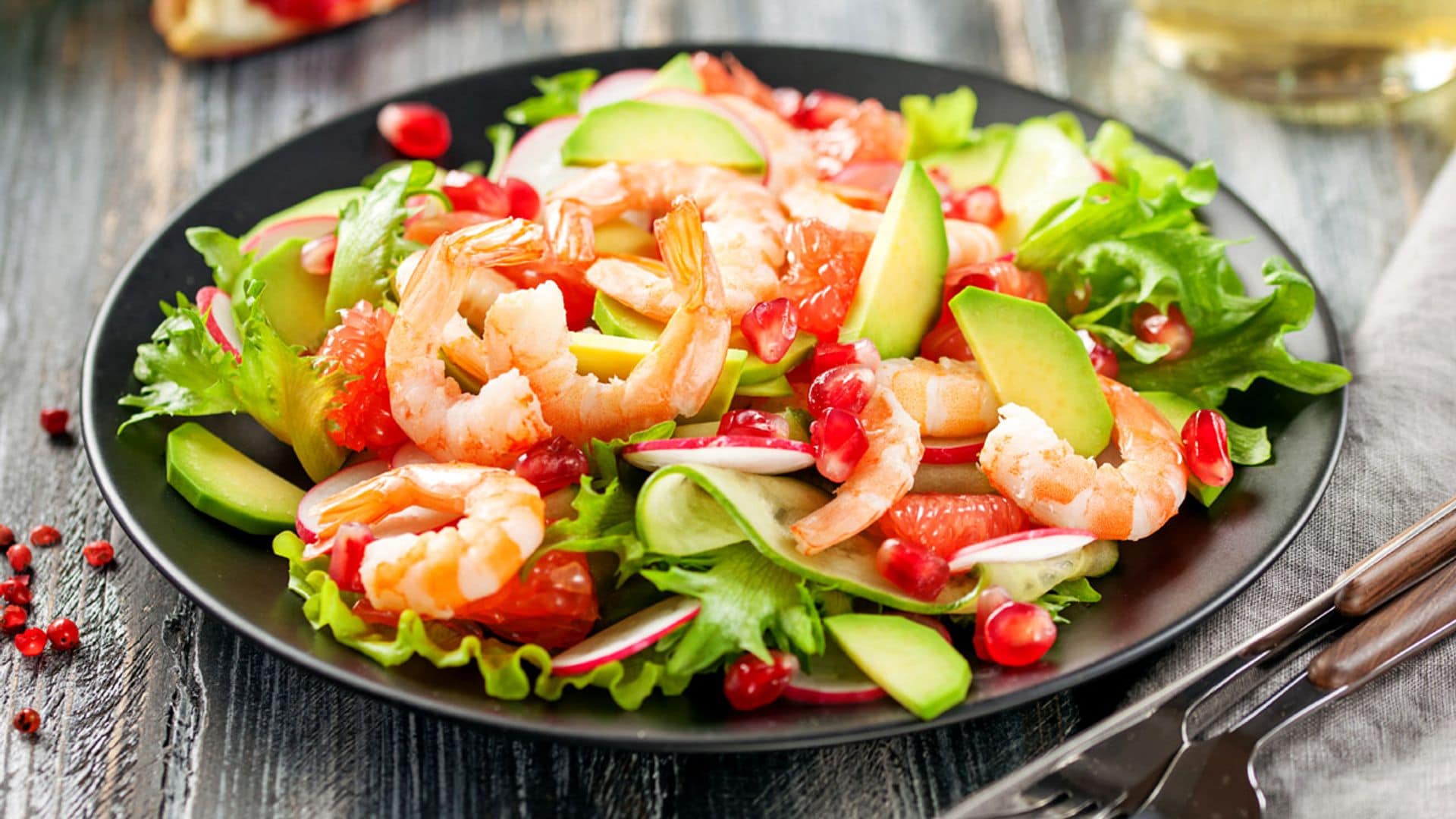 Ensalada de gambas, aguacate y granada