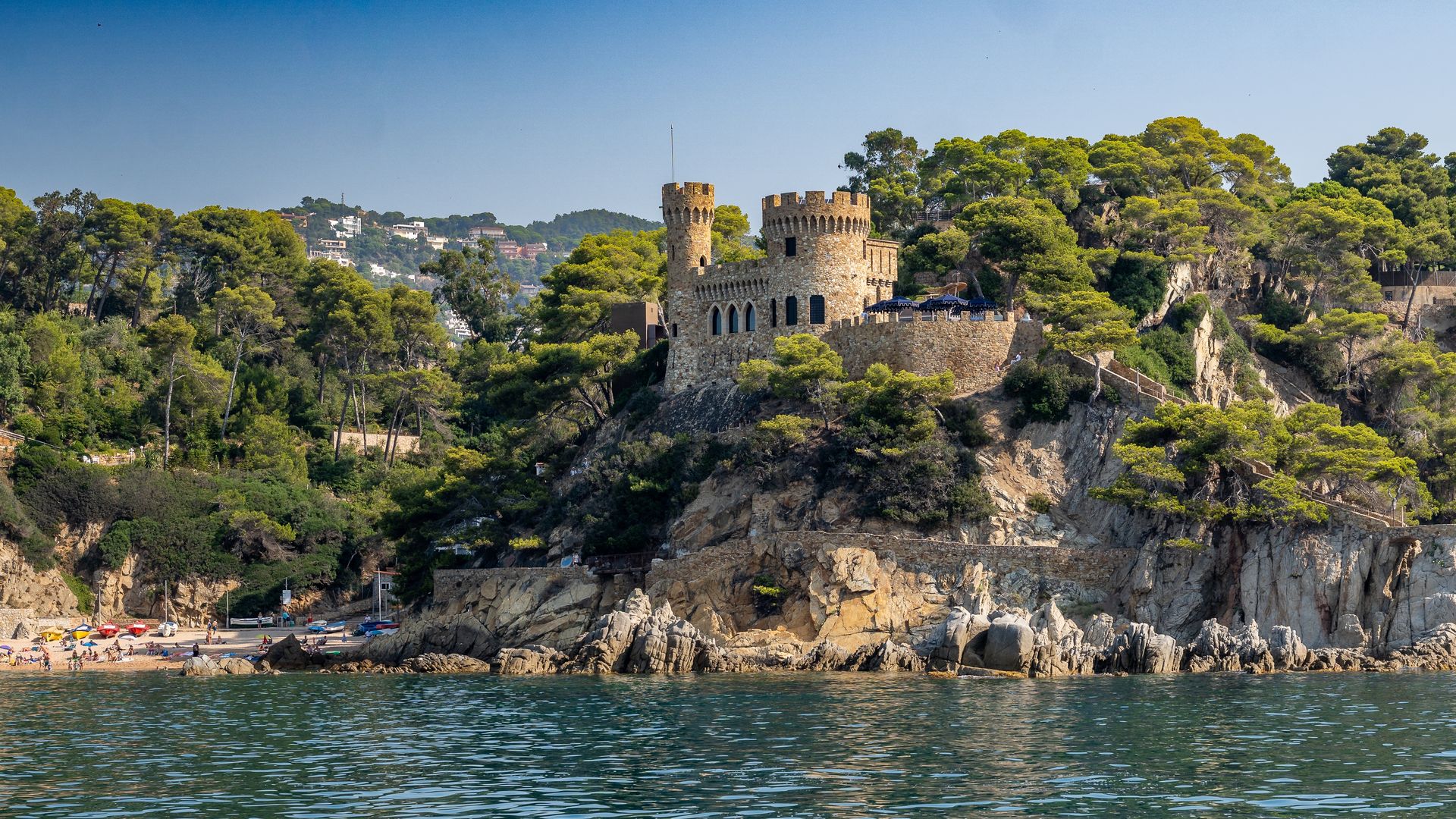 Panorámica de Lloret de Mar desde el mar con el castillo, Costa Brava, Girona
