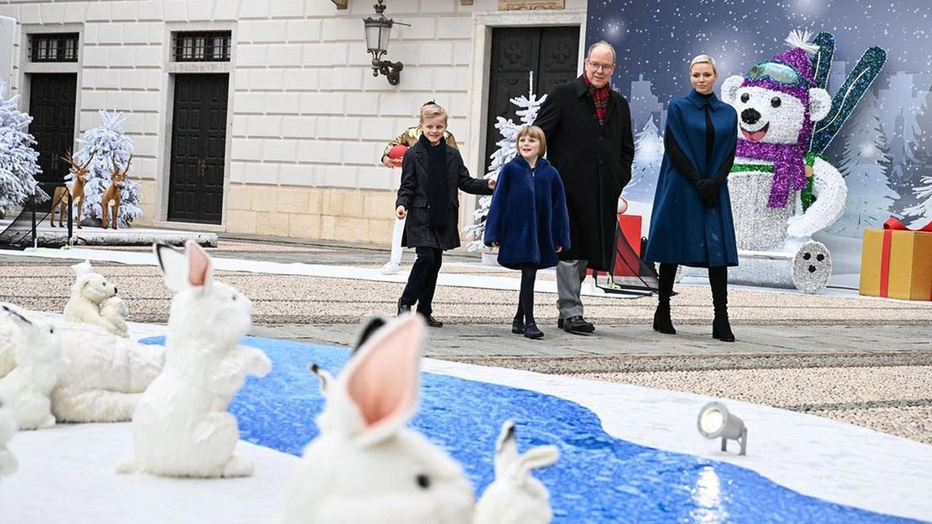 Renos, pingüinos y un árbol espectacular: la decoración del Palacio de Mónaco al detalle
