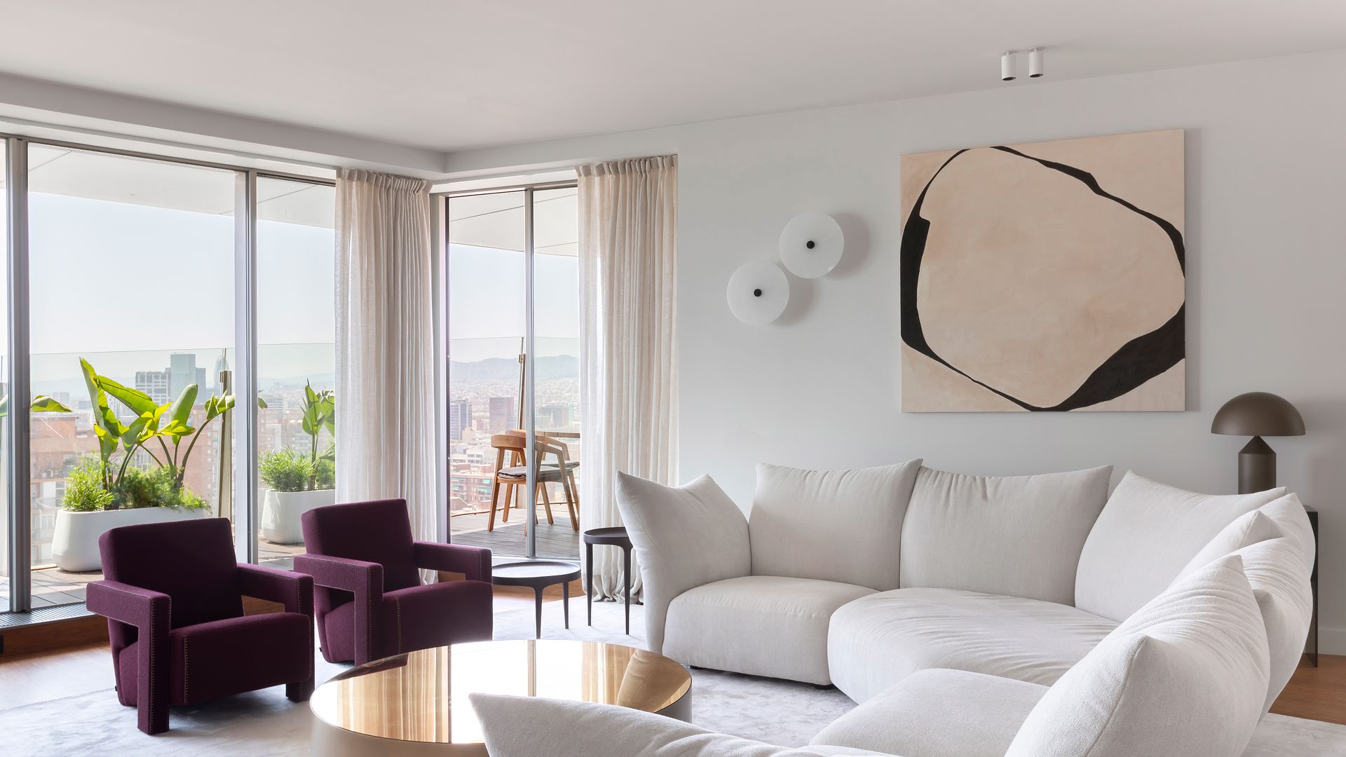 Salón con gran cuadro en la pared