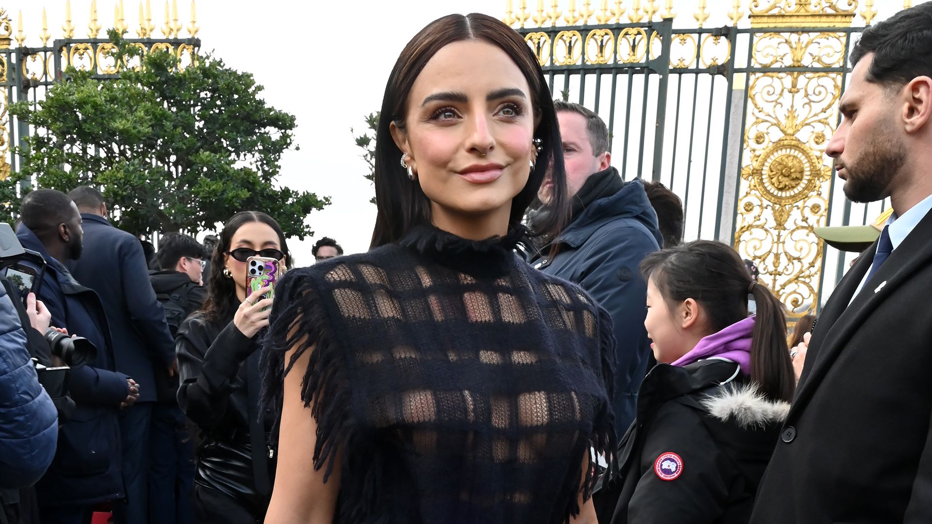 Aislinn Derbez sorprende en Paris Fashion Week en un 'look' con transparencias