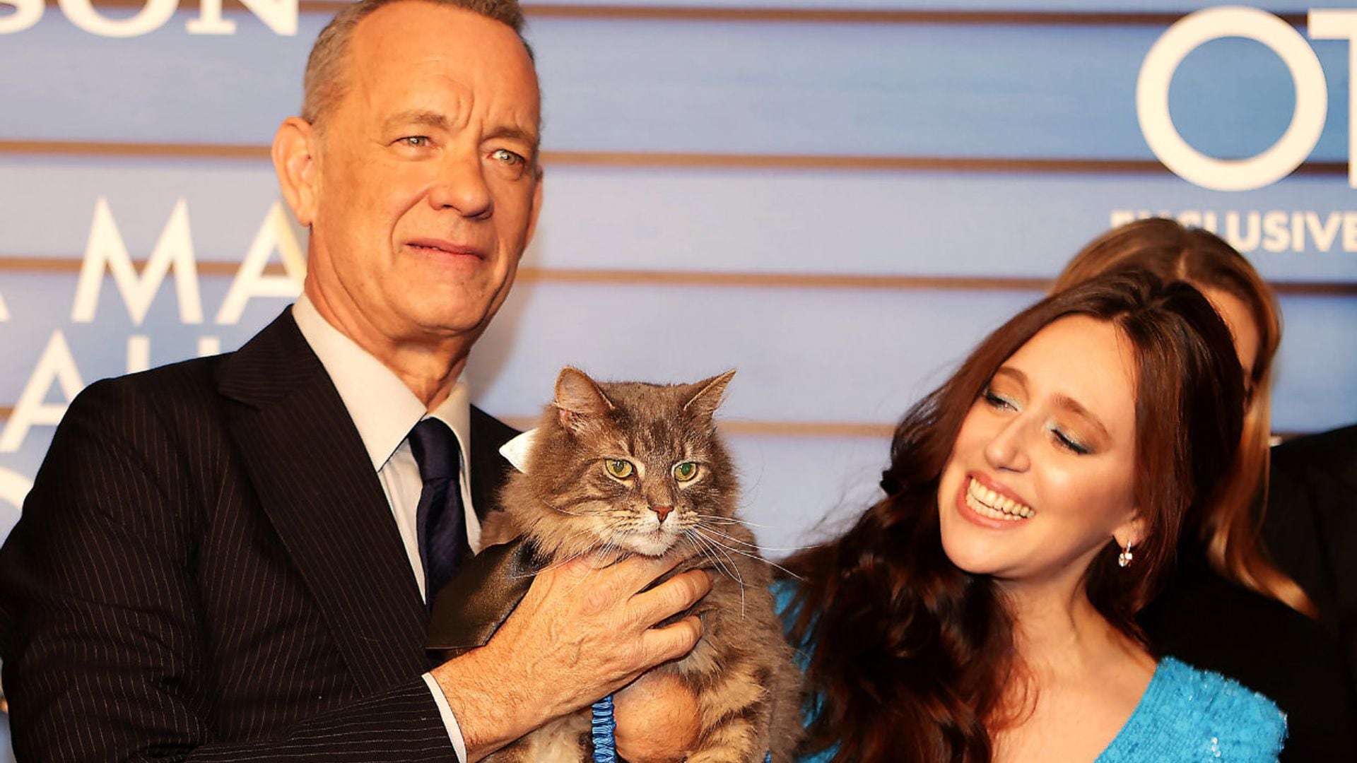 El posado más surrealista de Tom Hanks en la alfombra roja ¡con un gato!