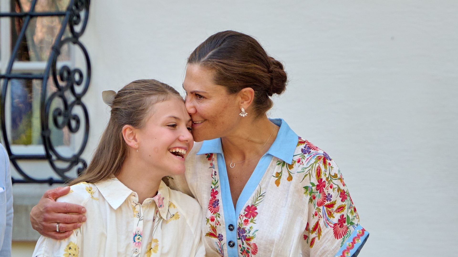 Los 'peques', entre besos (y algún bostezo) en el cumpleaños de Victoria de Suecia