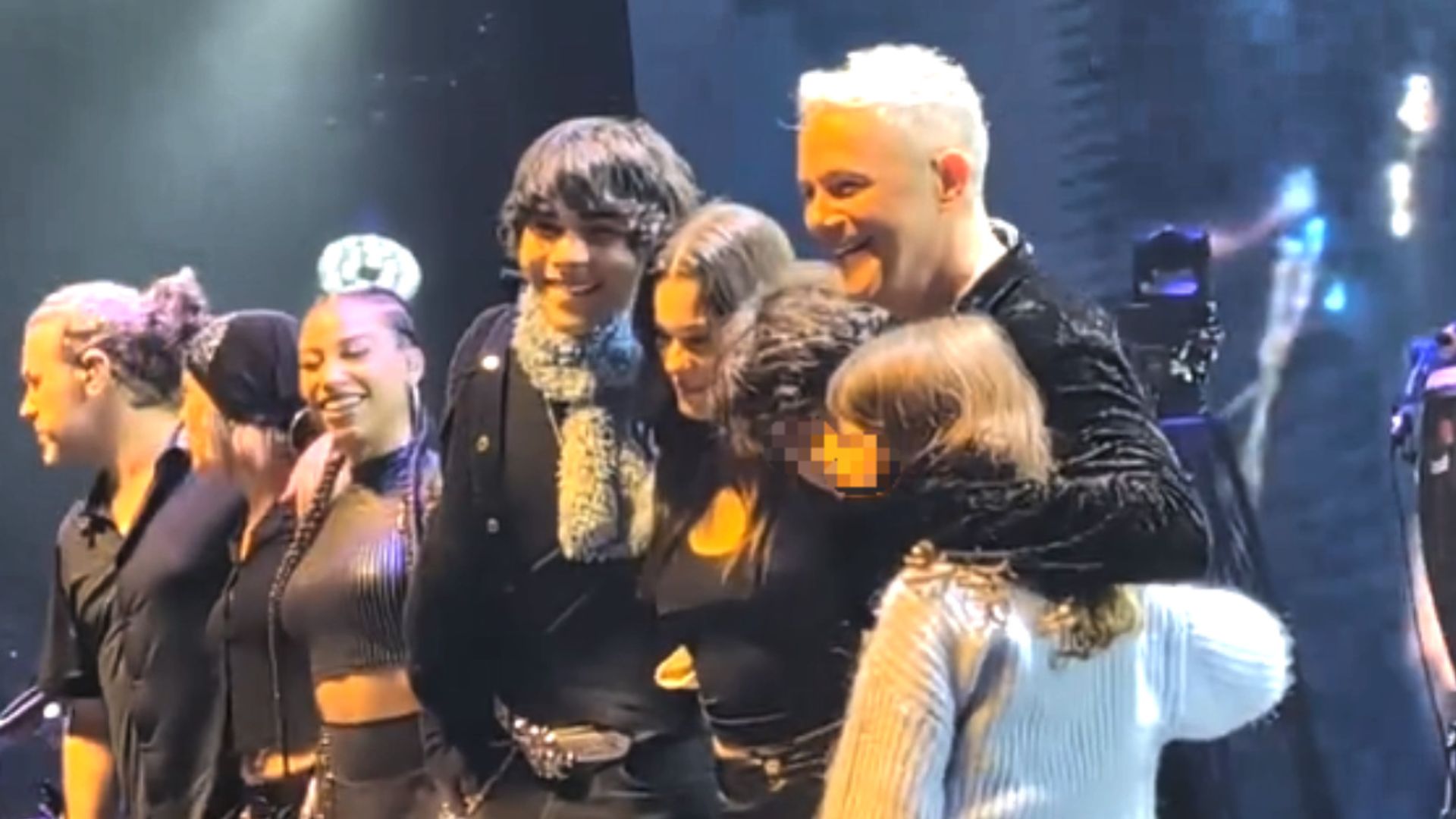 La emoción de Alejandro Sanz, acompañado por sus cuatro hijos en el escenario, al cerrar su gira triunfal