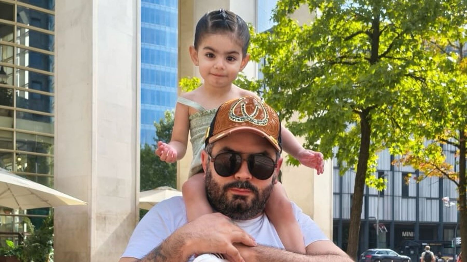 José Eduardo Derbez y su hija Tessa en Bilbao.