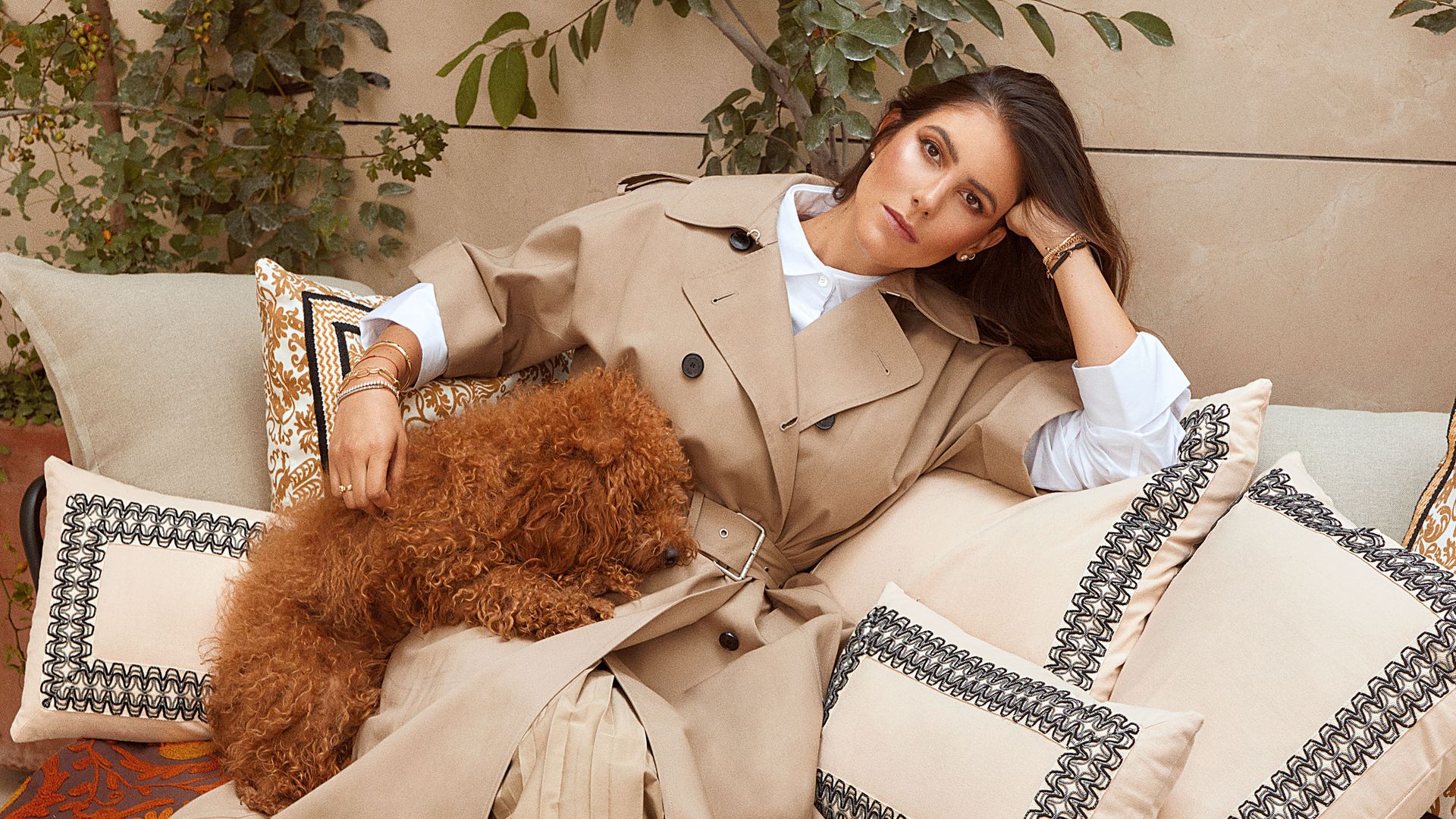 Karla Cova Villa junto a Tánger, su caniche 