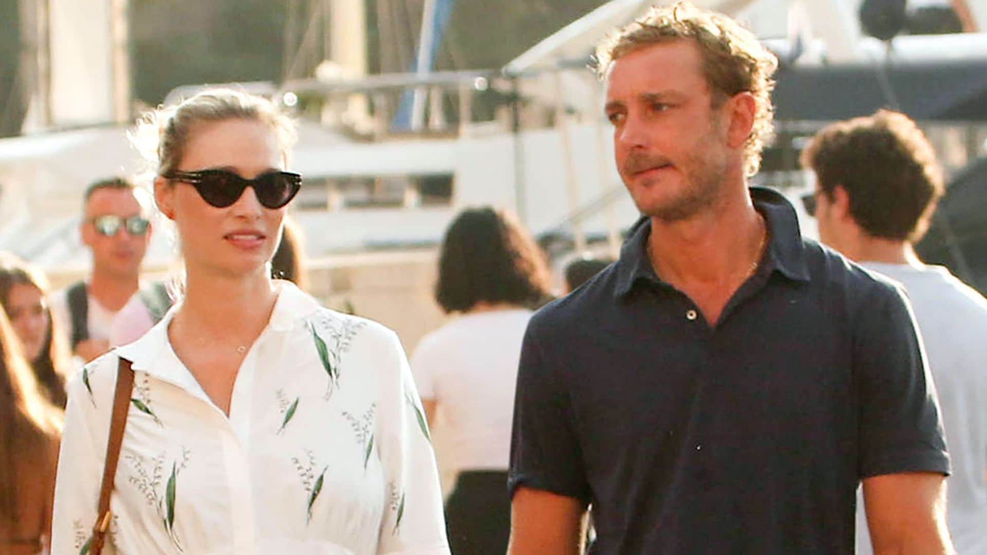 Beatrice Borromeo y Pierre Casiraghi caminando por el puerto de Saint-Tropez