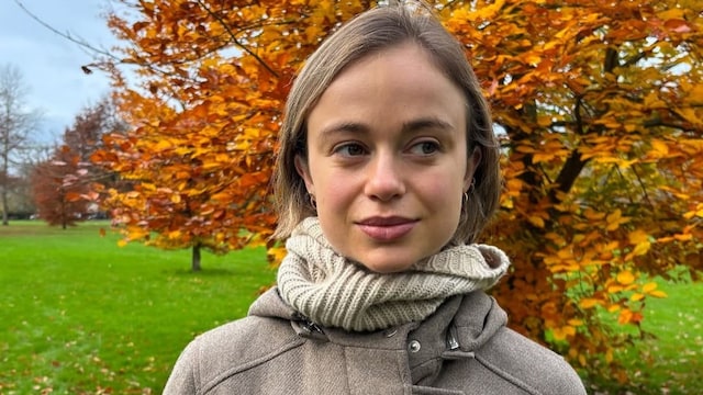 Plano medio de Amelia Windsor con look otoñal de abrigo y bufanda