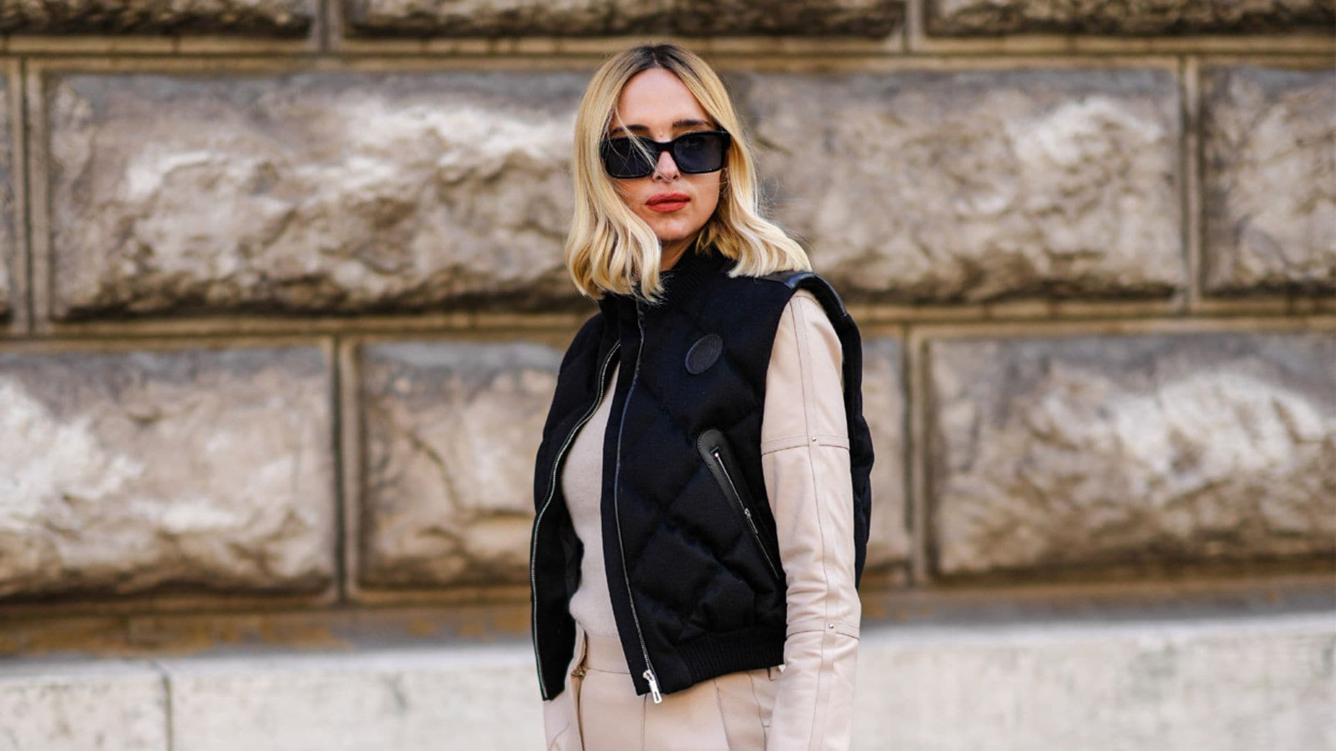 Esta primavera, dejarás de usar gabardina: el chaleco le supera como básico favorito