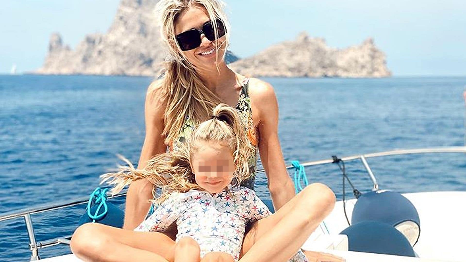 Carla Pereyra y sus hijas se 'despeinan' de felicidad en su escapada al Mediterráneo