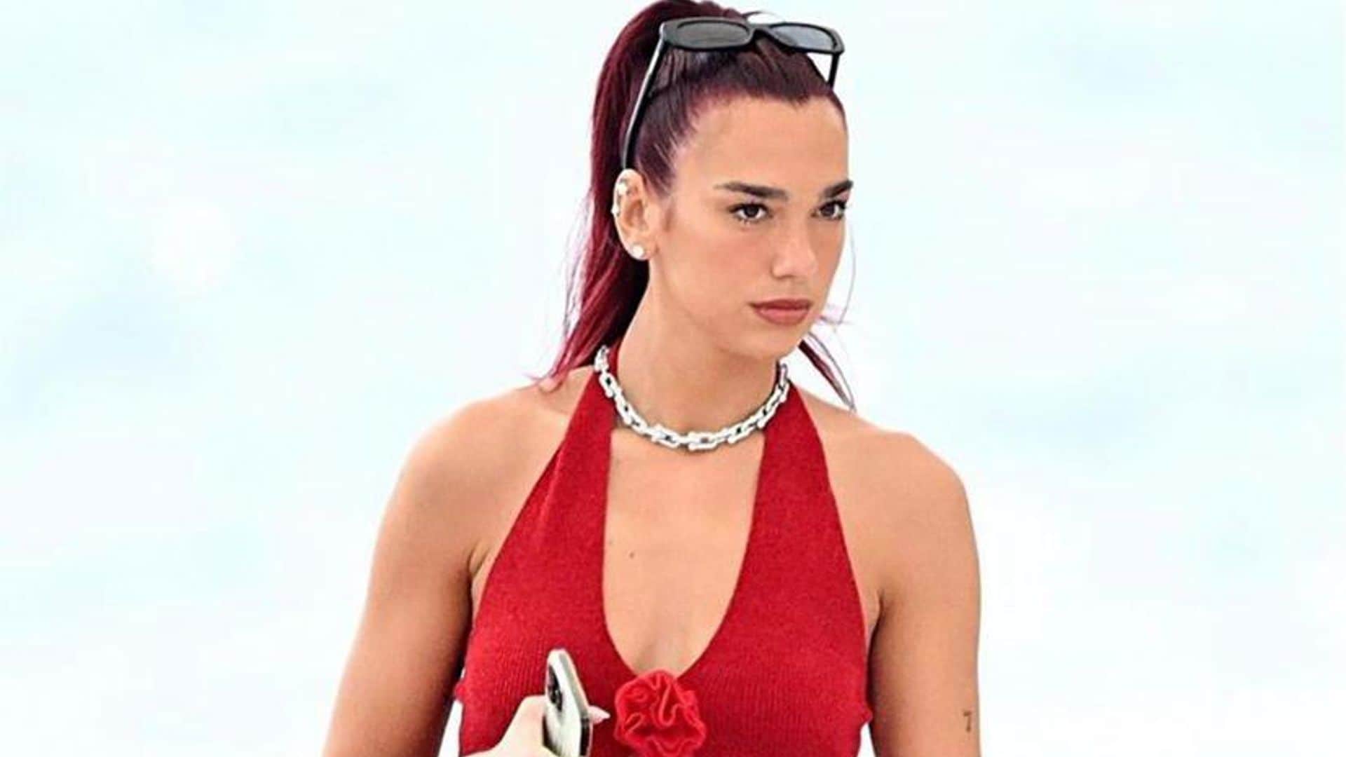Dua Lipa y Emily Ratajkowski apuestan por el mismo ‘look’ esta temporada