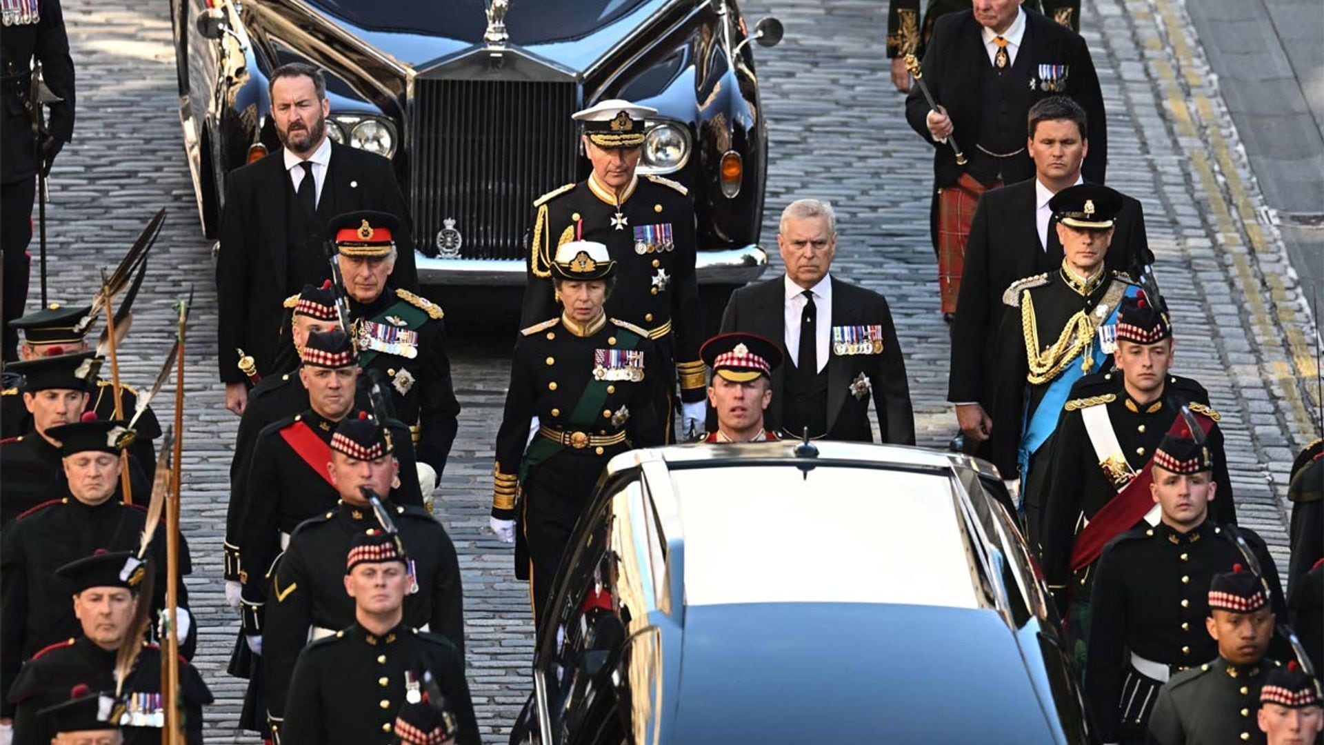 El rey Carlos, acompañado por sus hermanos, preside el solemne cortejo fúnebre de Isabel II hasta la Catedral de St Giles