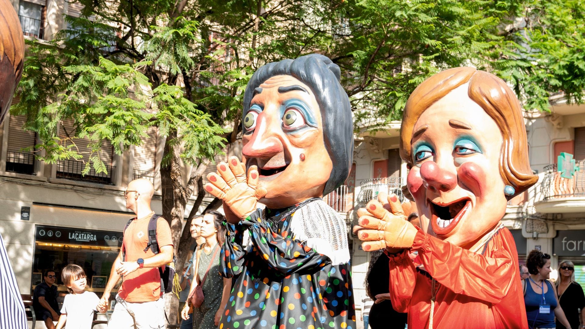 Los 'gegantons' animan las calles durante las fiestas de Gràcia en Barcelona