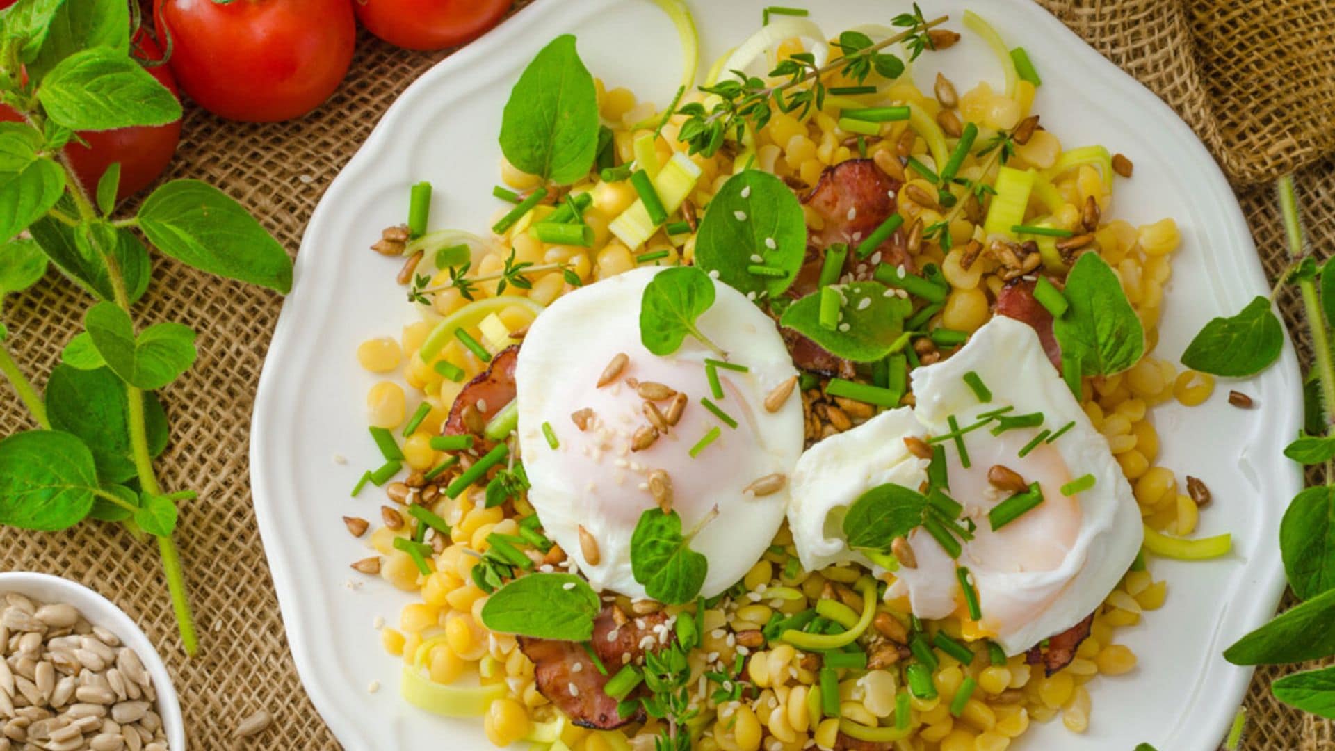 Ensalada de lentejas amarillas con beicon y huevo escalfado